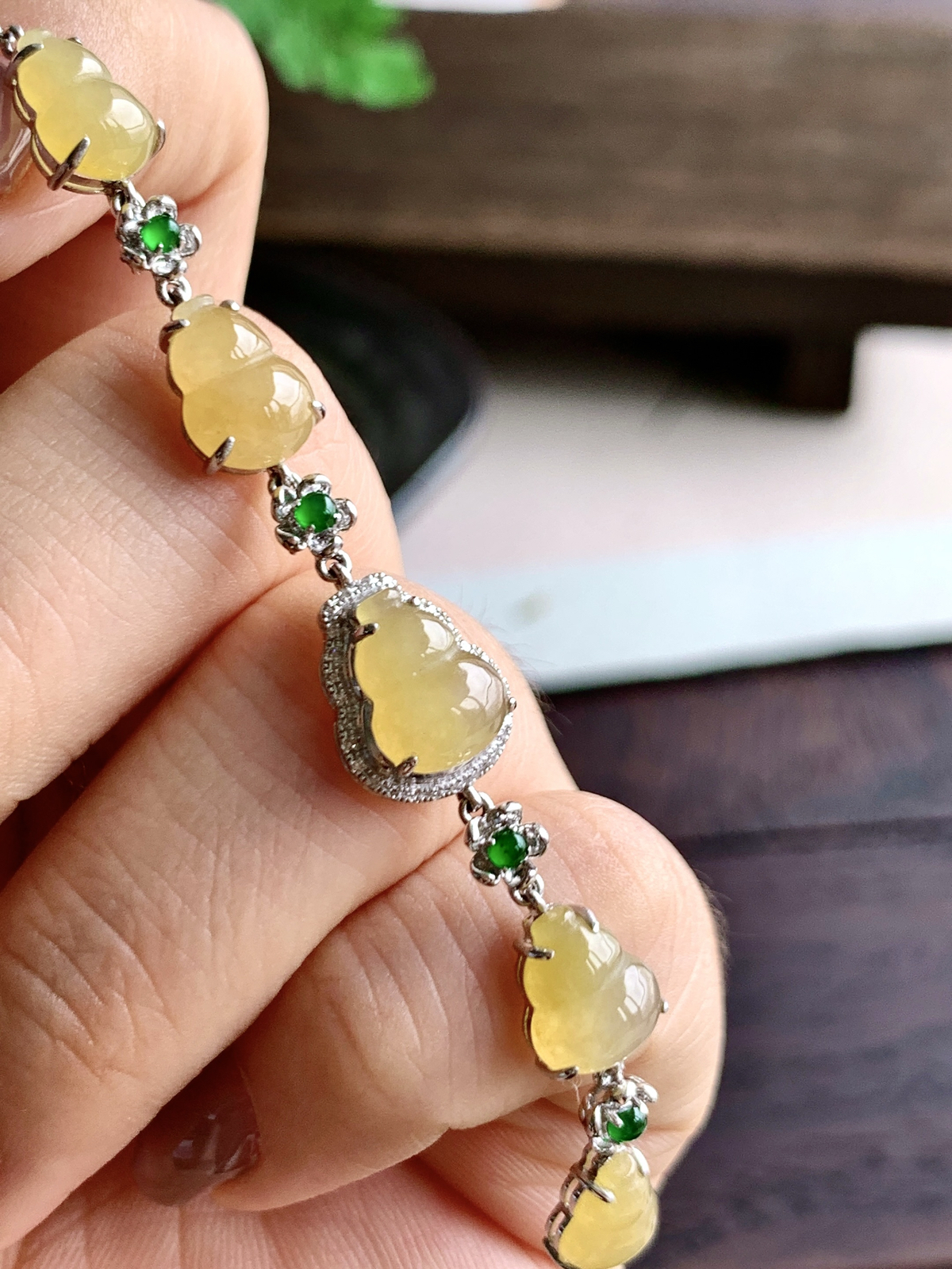 【镶嵌】️冰黄翡葫芦手链
【说明】缅料  18k金镶嵌 性价比高  
【整体】12.3-10.2-