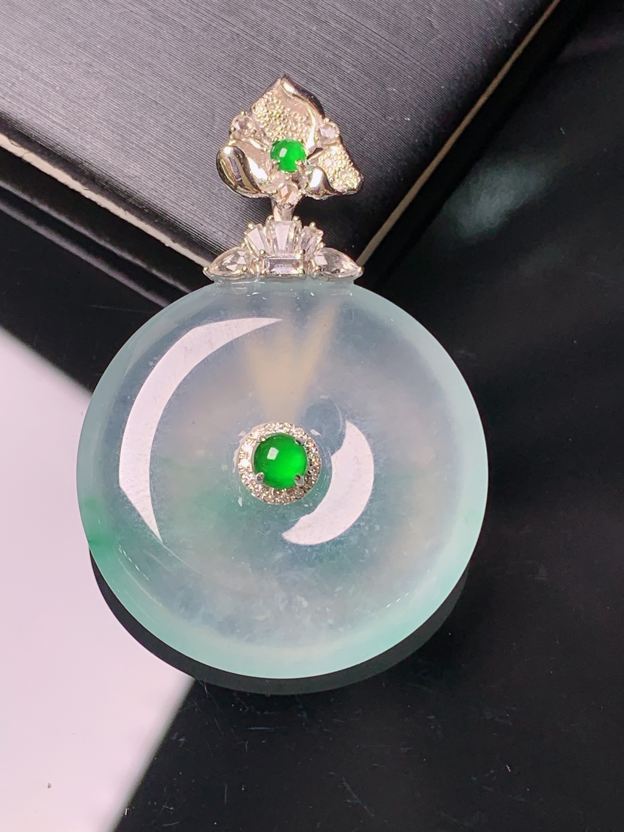 18k金钻镶嵌冰种平安扣吊坠 玉质细腻 色泽艳丽清新 水润亮眼 整体尺寸39.5*26.6*5.6c