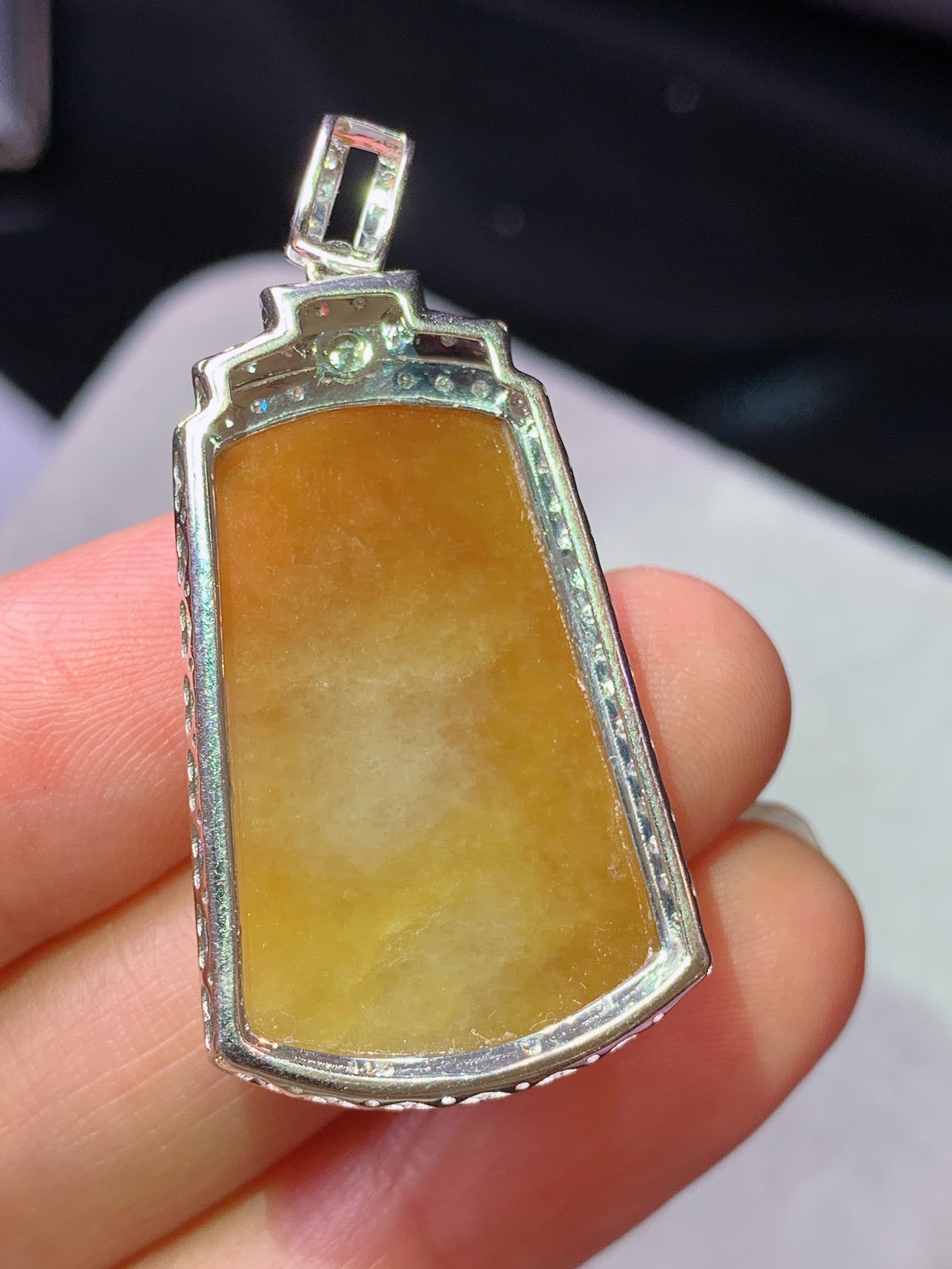 18k金钻镶嵌黄翡无事牌吊坠 玉质细腻 色泽艳丽清新 水润亮眼 整体尺寸39*20*7.2b1