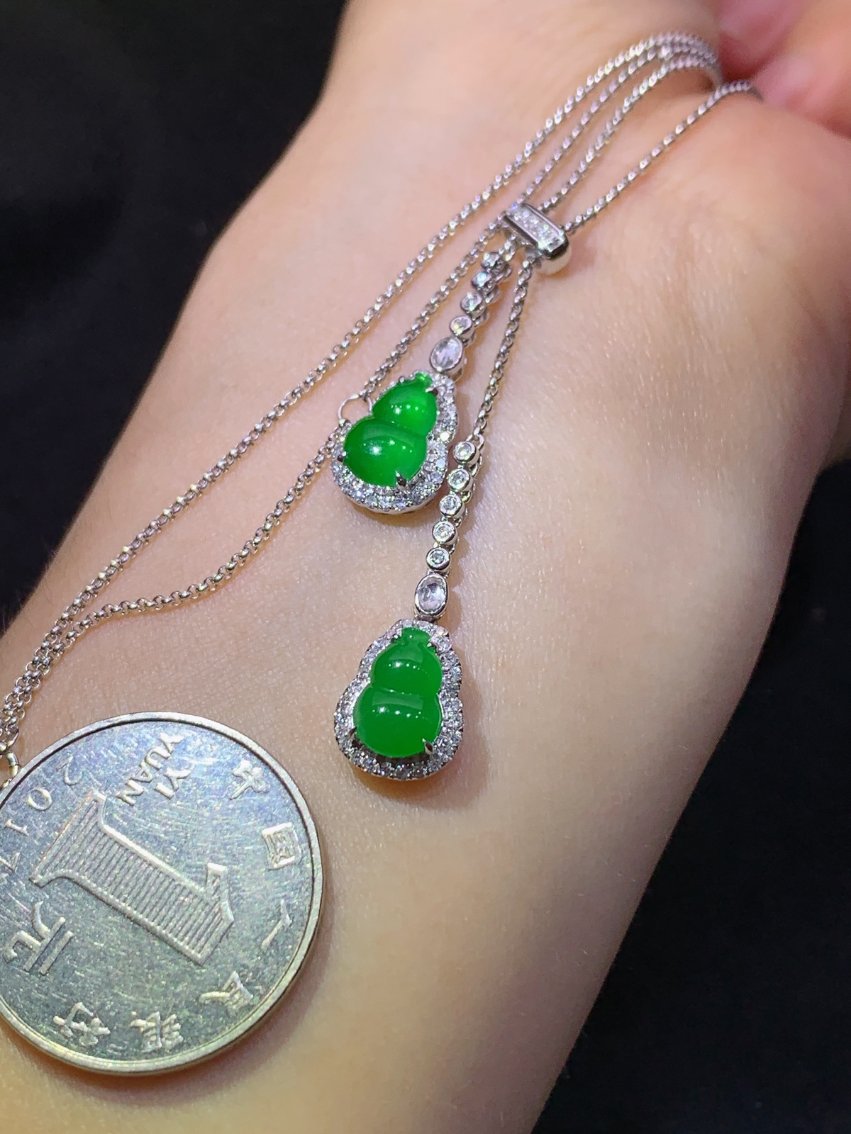 冰阳绿葫芦锁骨链，18k金镶嵌，款式精美，冰润色阳，种水足，Ff 尺寸8.7*5.9*2.2
