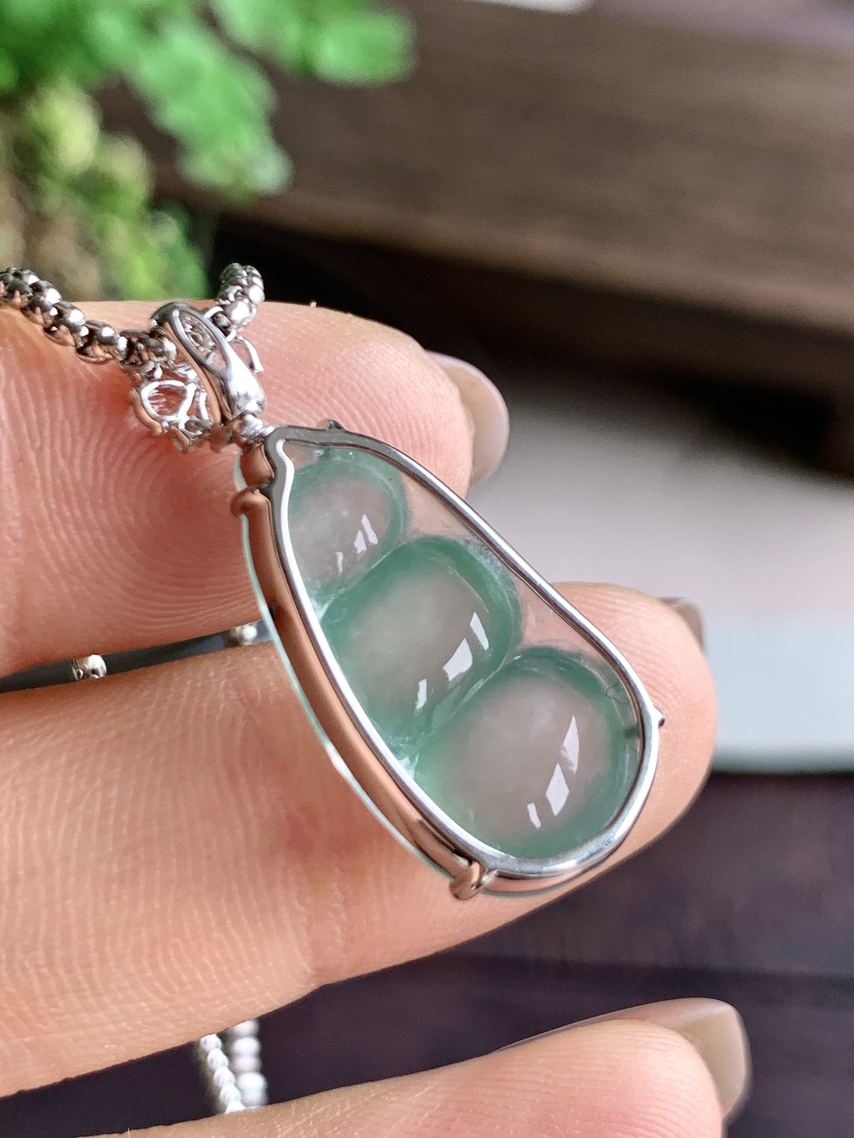 【镶嵌】️冰晴绿豆子福豆吊坠  
【说明】缅料  18k金镶嵌 性价比高  
【整体】29.3-12.1-8