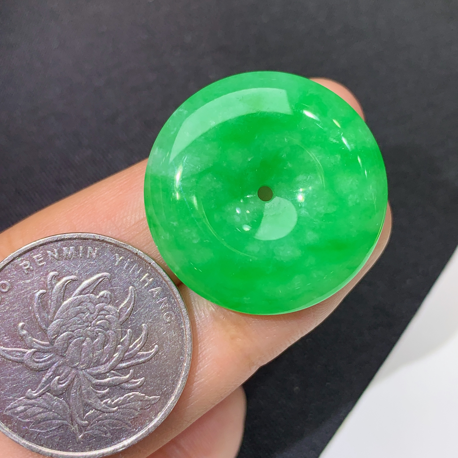 阳绿平安扣，冰润色阳，玉质细腻，种水足 Hon 尺寸26.3*5.3