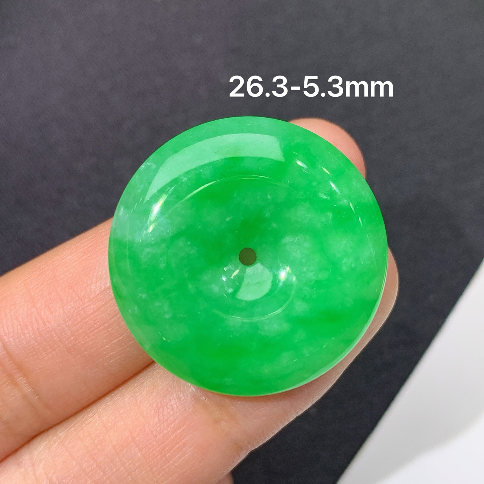 阳绿平安扣，冰润色阳，玉质细腻，种水足 Hon 尺寸26.3*5.3