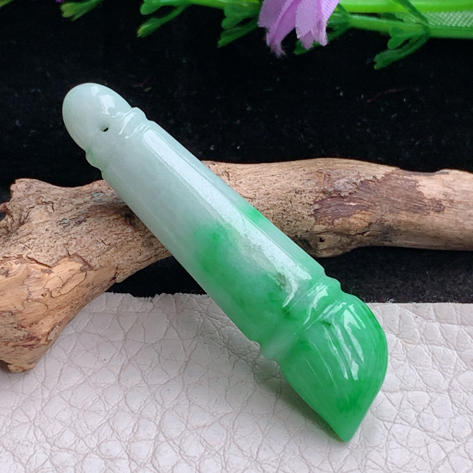 ajj实拍50.8*12.8*8.6天然缅甸翡翠精雕飘绿金榜题名 玉毛笔吊坠 玉挂件