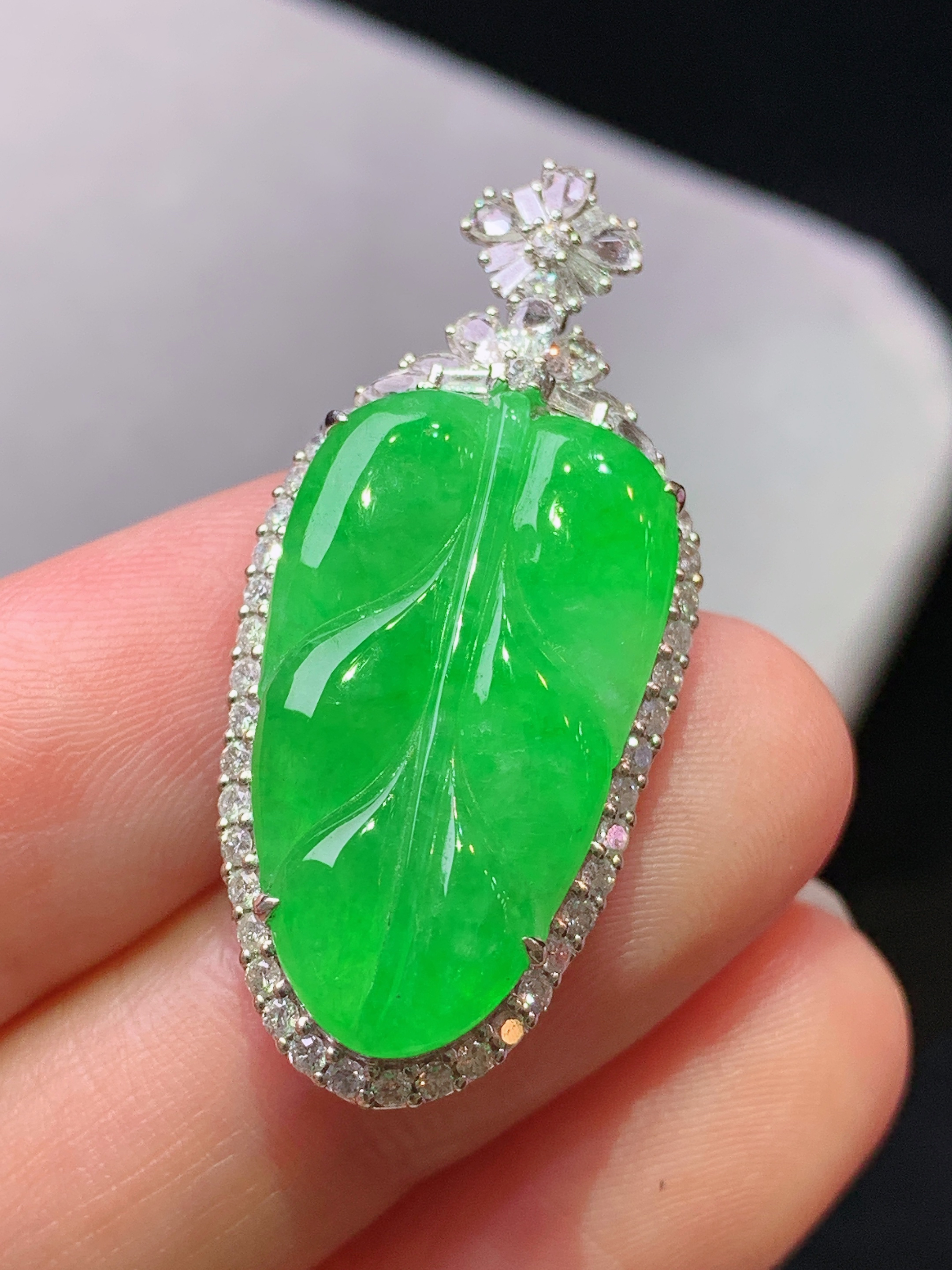 18k金钻镶嵌满绿树叶吊坠 玉质细腻 色泽艳丽清新 水润亮眼 整体尺寸35.2*16.2*8.2j3