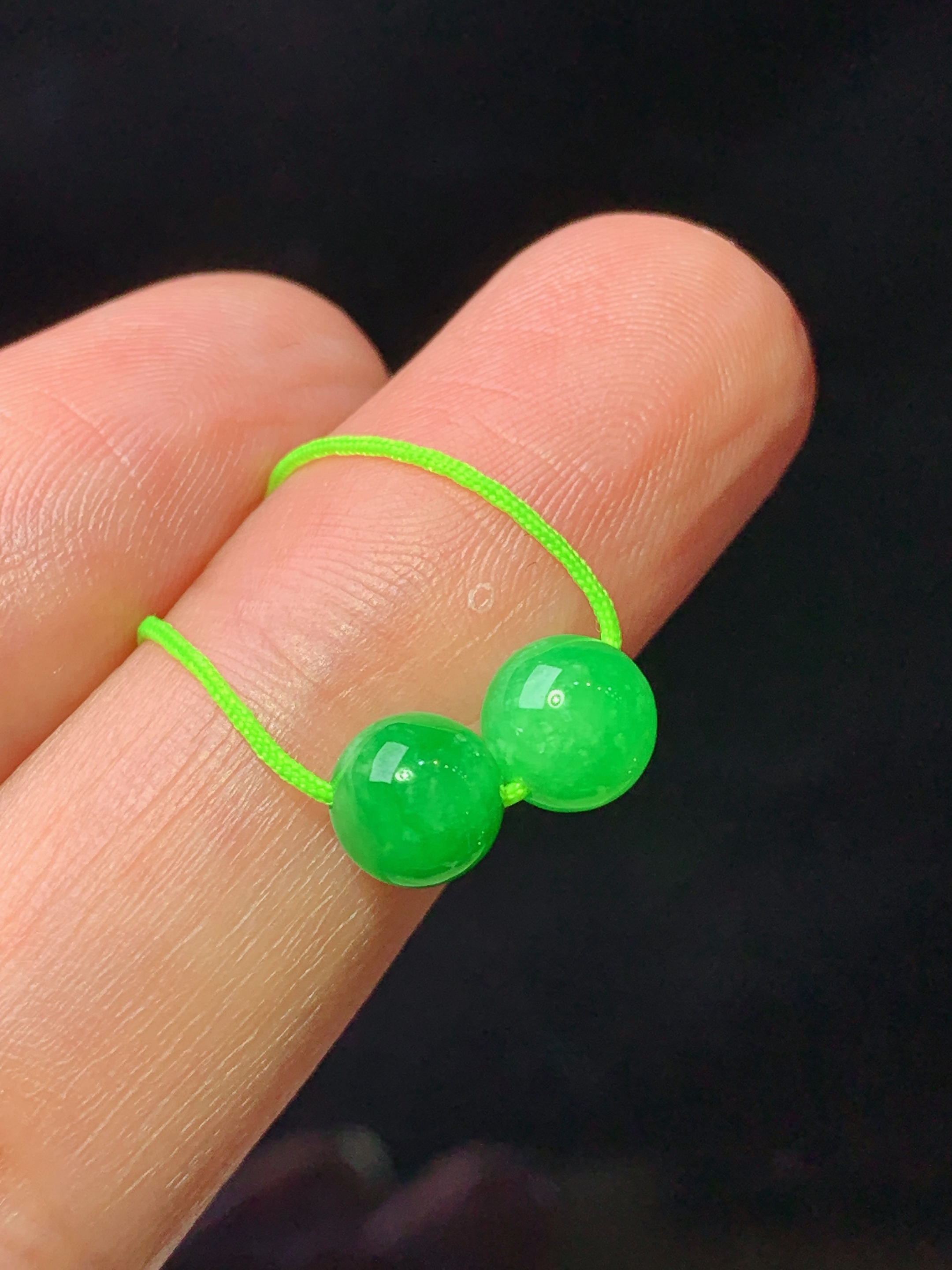 翠绿圆珠一对 玉质细腻 色泽艳丽清新 水润亮眼 整体尺寸6c3