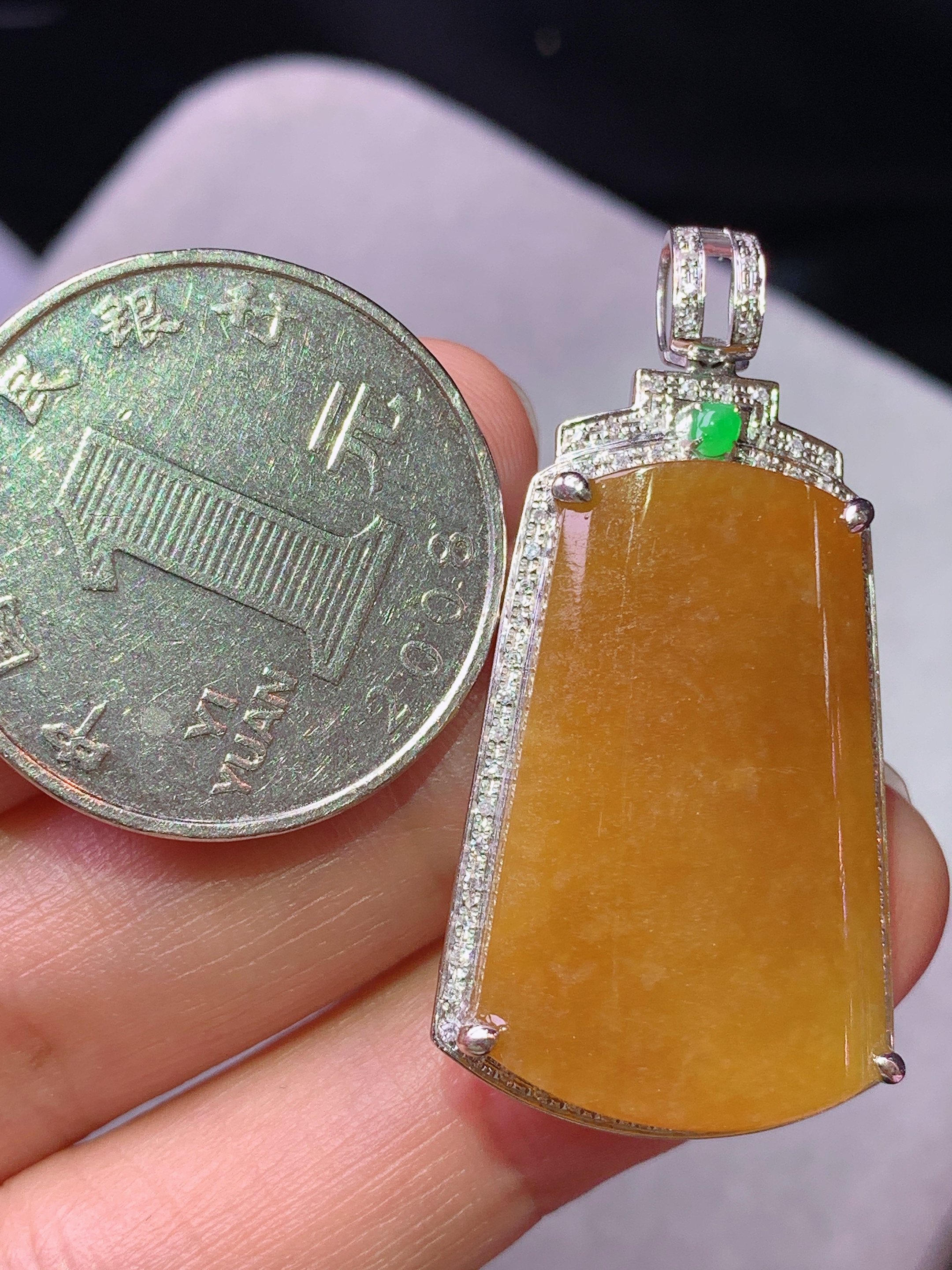 18k金钻镶嵌黄翡无事牌吊坠 玉质细腻 色泽艳丽清新 水润亮眼 整体尺寸39*20*7.2b1