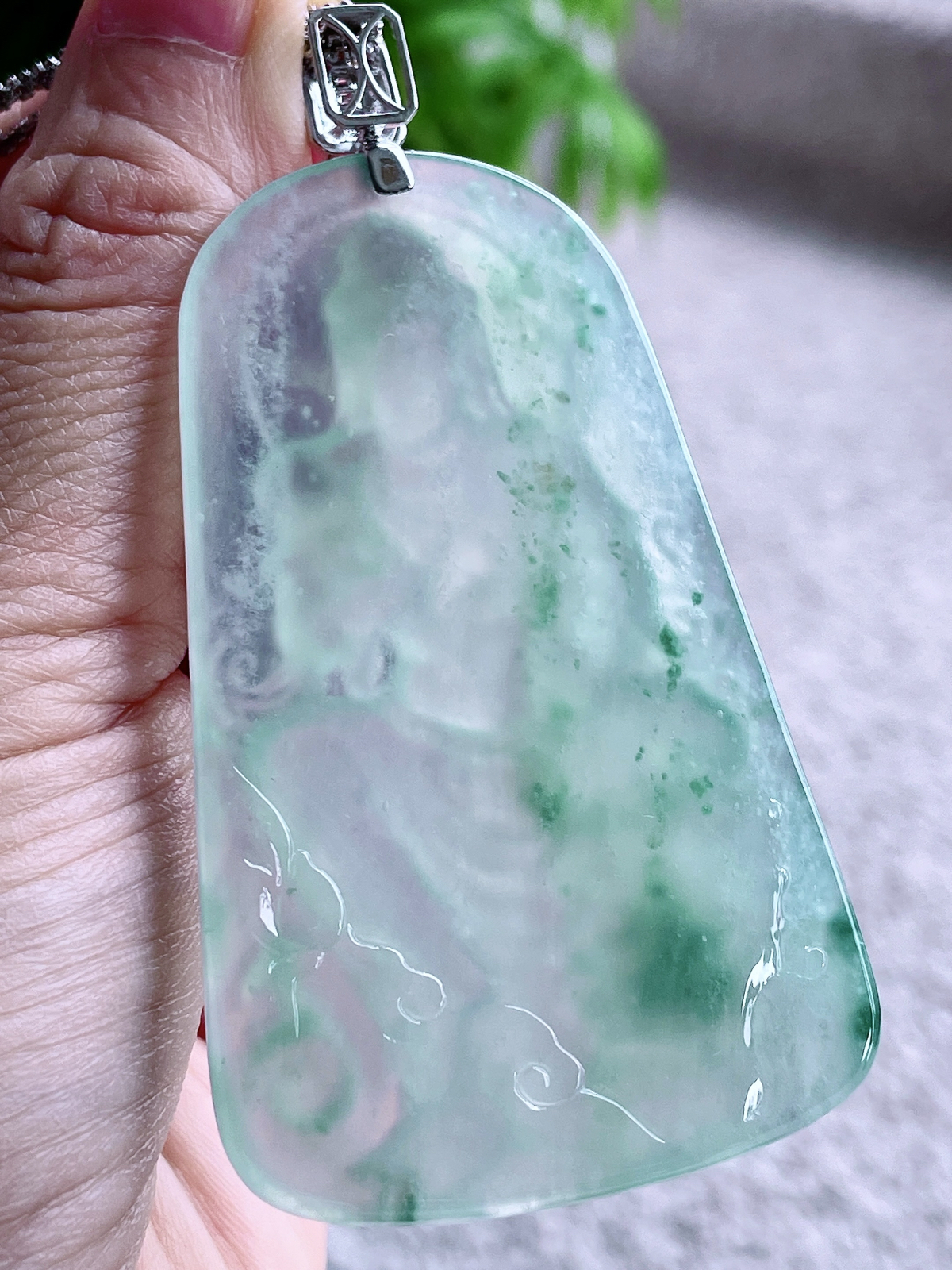 【镶嵌】高冰飘花文殊菩萨牌吊坠  
【说明】缅料 18k金镶嵌 性价比高  
【整体】80.7
【裸石】70-43-6.6