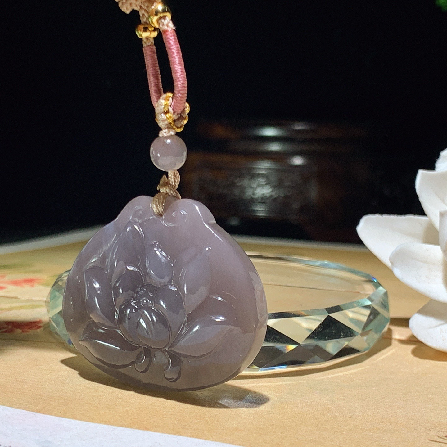 和田玉青海料烟紫花开富贵挂件。尺寸32/39:10重21.5克。玉质细腻油润。手推出油。佩戴高端典雅。lt260410