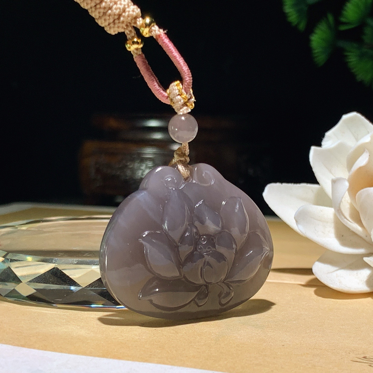 和田玉青海料烟紫花开富贵挂件。尺寸32/39:10重21.5克。玉质细腻油润。手推出油。佩戴高端典雅