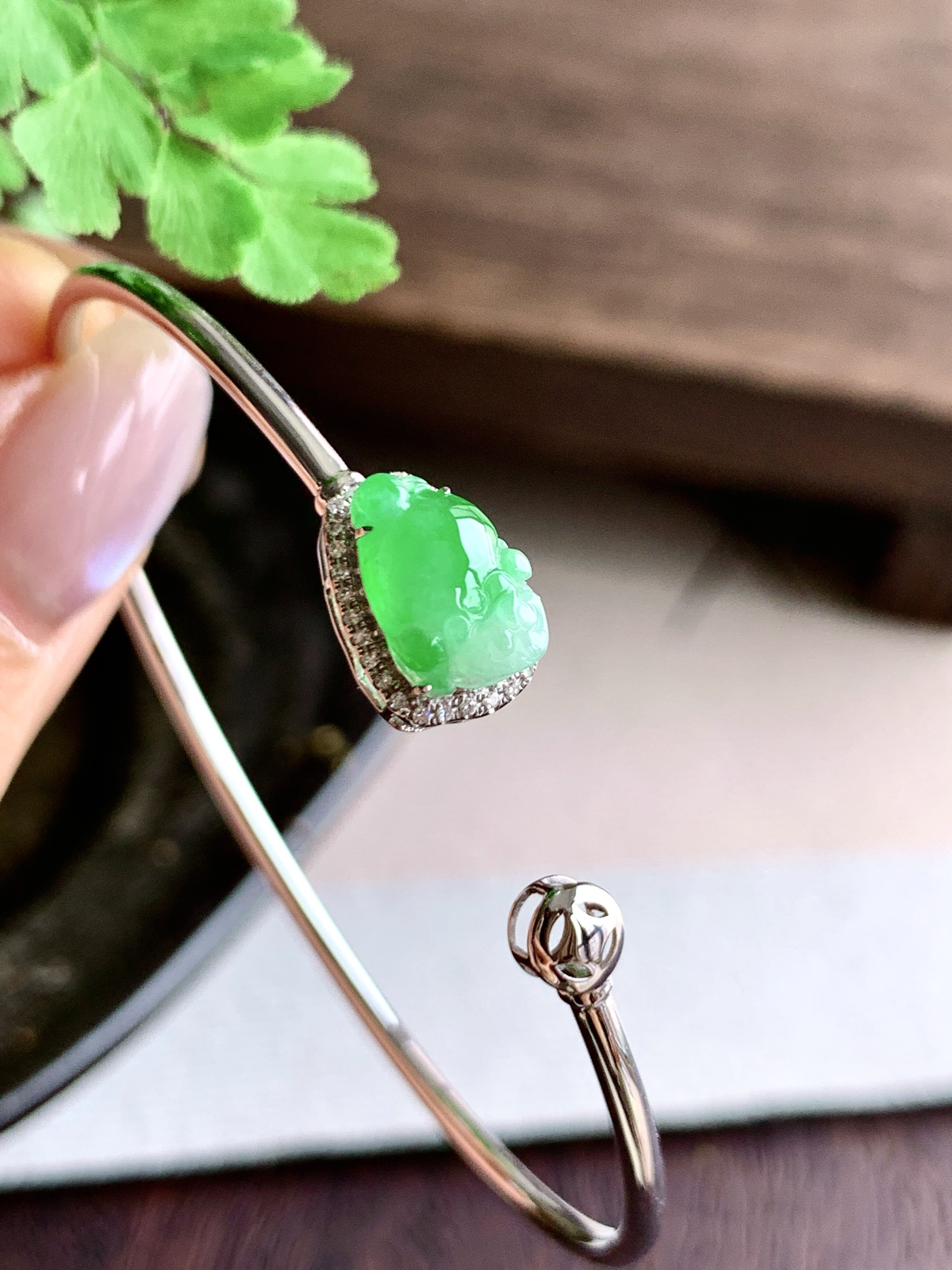 【镶嵌】️冰飘绿花貔貅手镯
【说明】缅料  18k金镶嵌 性价比高  飘花
【整体】11.3-8.3-7
【圈口】57.8-46.3圈