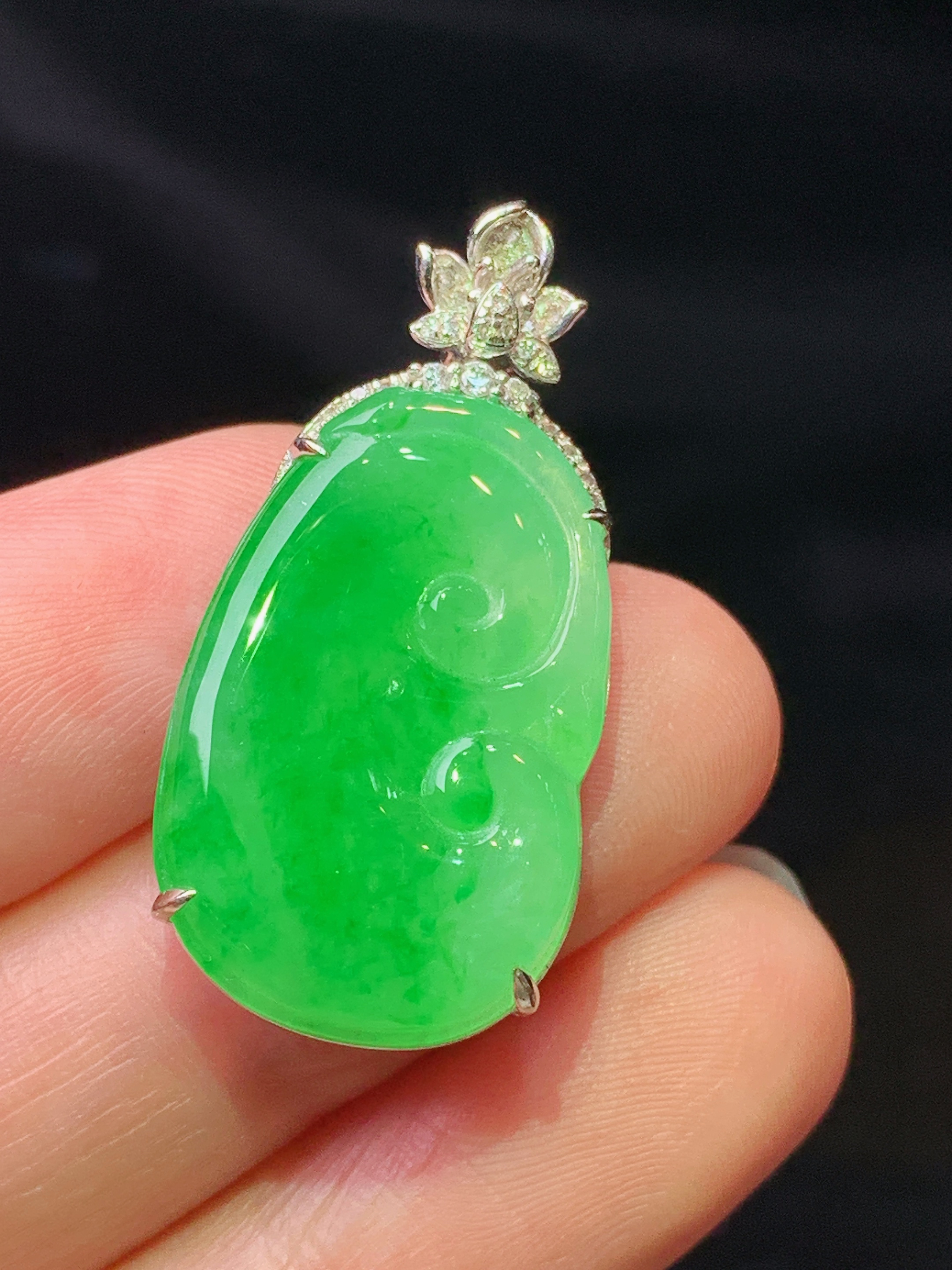 18k金钻镶嵌翠绿如意吊坠 玉质细腻 色泽艳丽清新 水润亮眼 整体尺寸31.5*15.5*5.6z1
