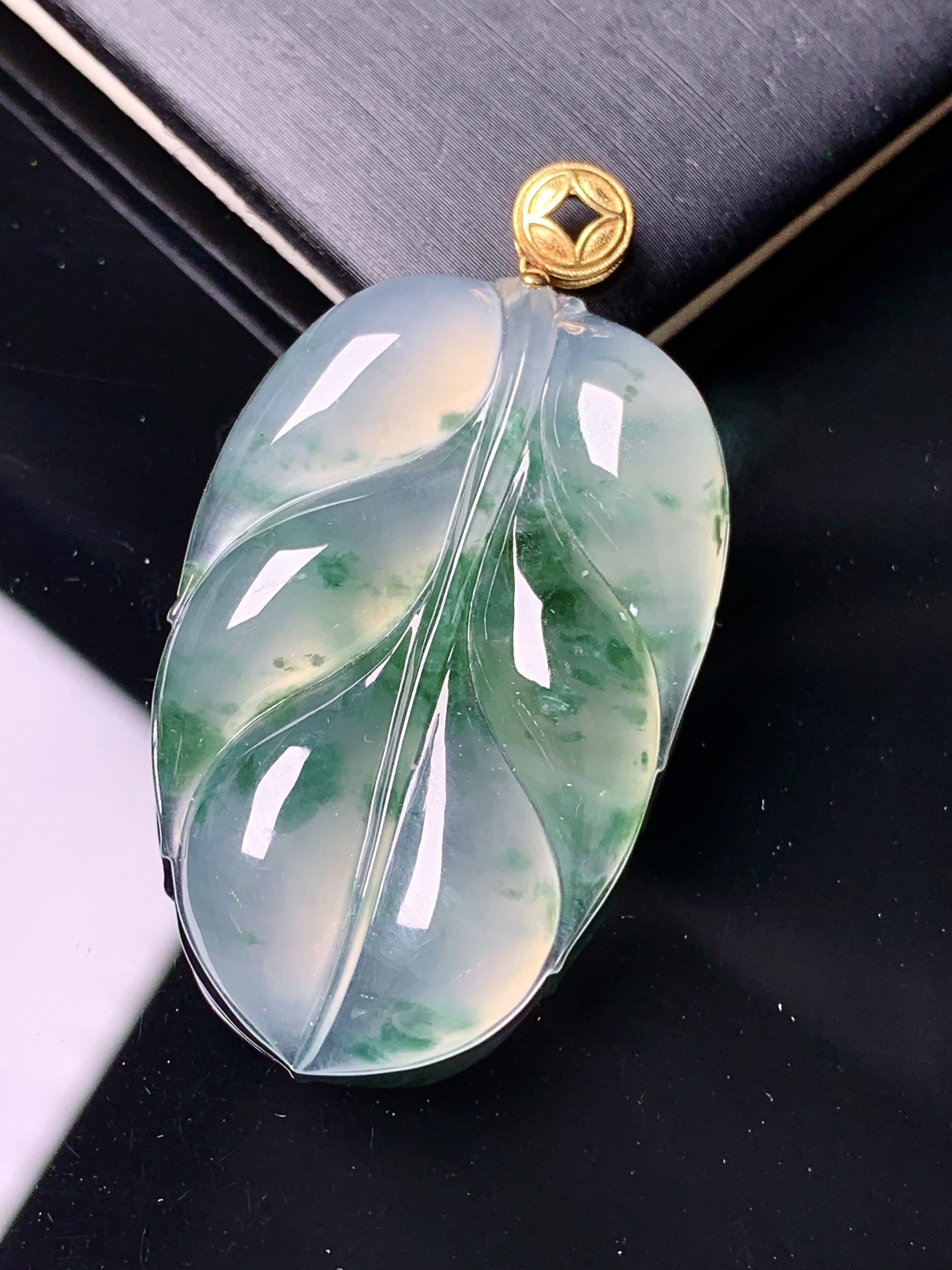 18k金镶嵌冰种飘绿树叶吊坠 玉质细腻 色泽艳丽清新 水润亮眼 整体尺寸46.5*24.7*5.8m