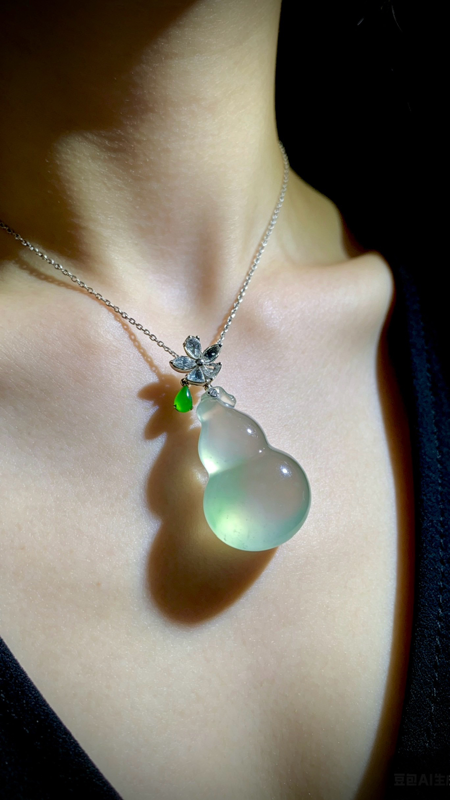 【福禄·清福】
木那雪花料精品葫芦，
裸石34.5-21.2-9.5mm，
18K金，南非钻，翡翠绿水滴，11.26g，
不配链