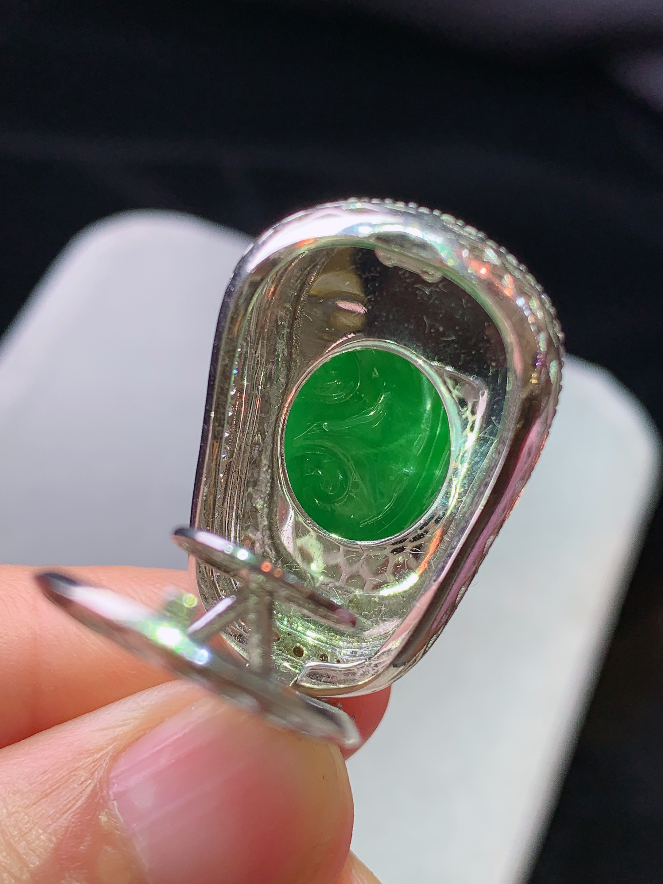 18k金钻镶嵌满绿如意吊坠 玉质细腻 色泽艳丽清新 水润亮眼 整体尺寸37.5*19.8*9.8b2