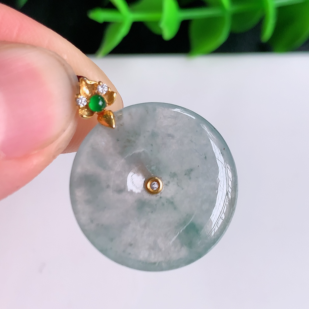 18k金扣冰润飘花平安扣吊坠，厚装饱满，冰润剔透，细腻水足，种质润泽，飘花灵动，佩戴优雅大气，W01.11   尺寸：26.5-21.2-4mm