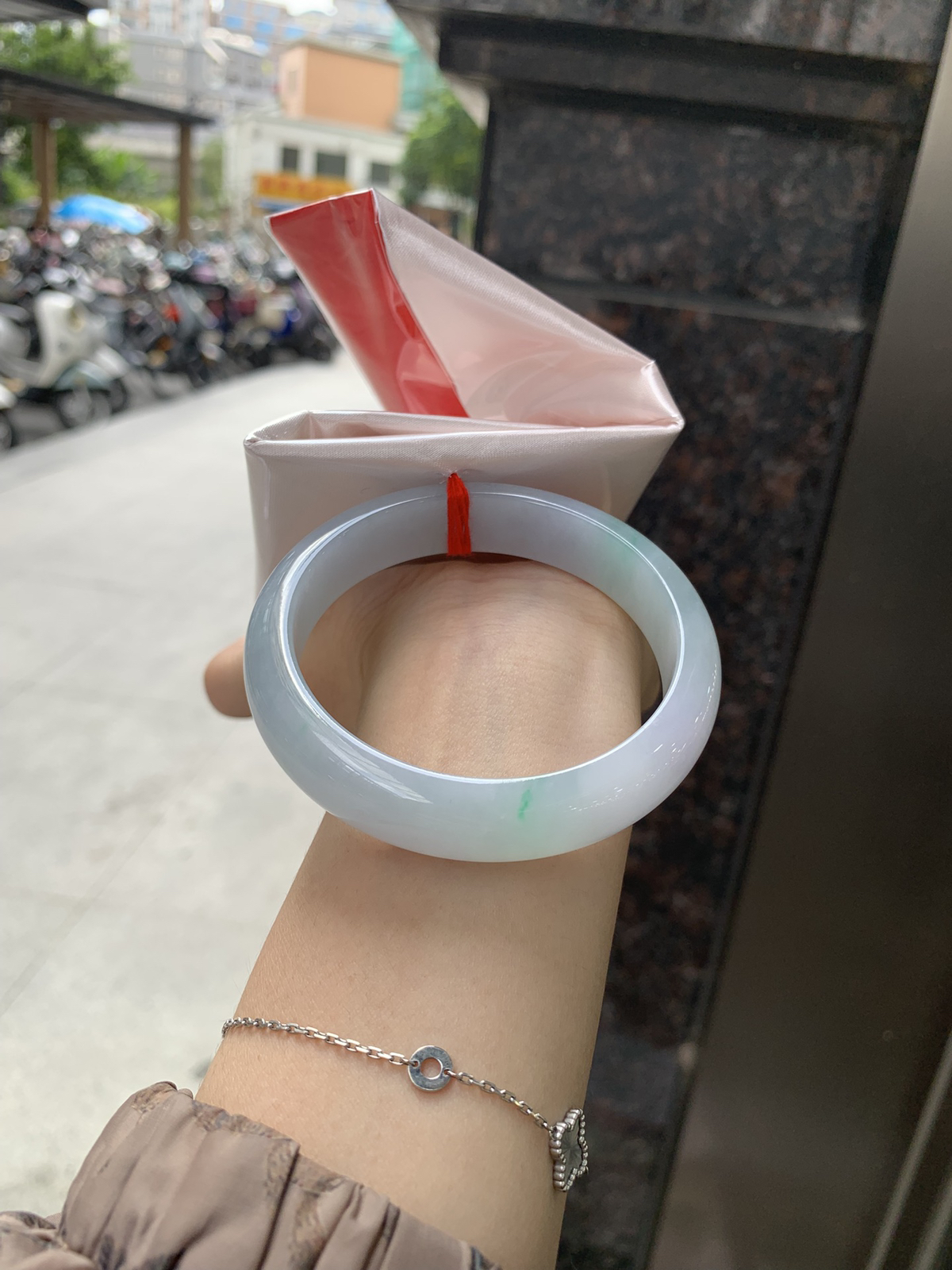 淡春彩正圈59-7.8-13.5淡淡粉底飘绿花，宛如春天的繁华。在岁月的长河流转中绽放着独特的魅力，气质温婉而迷人。