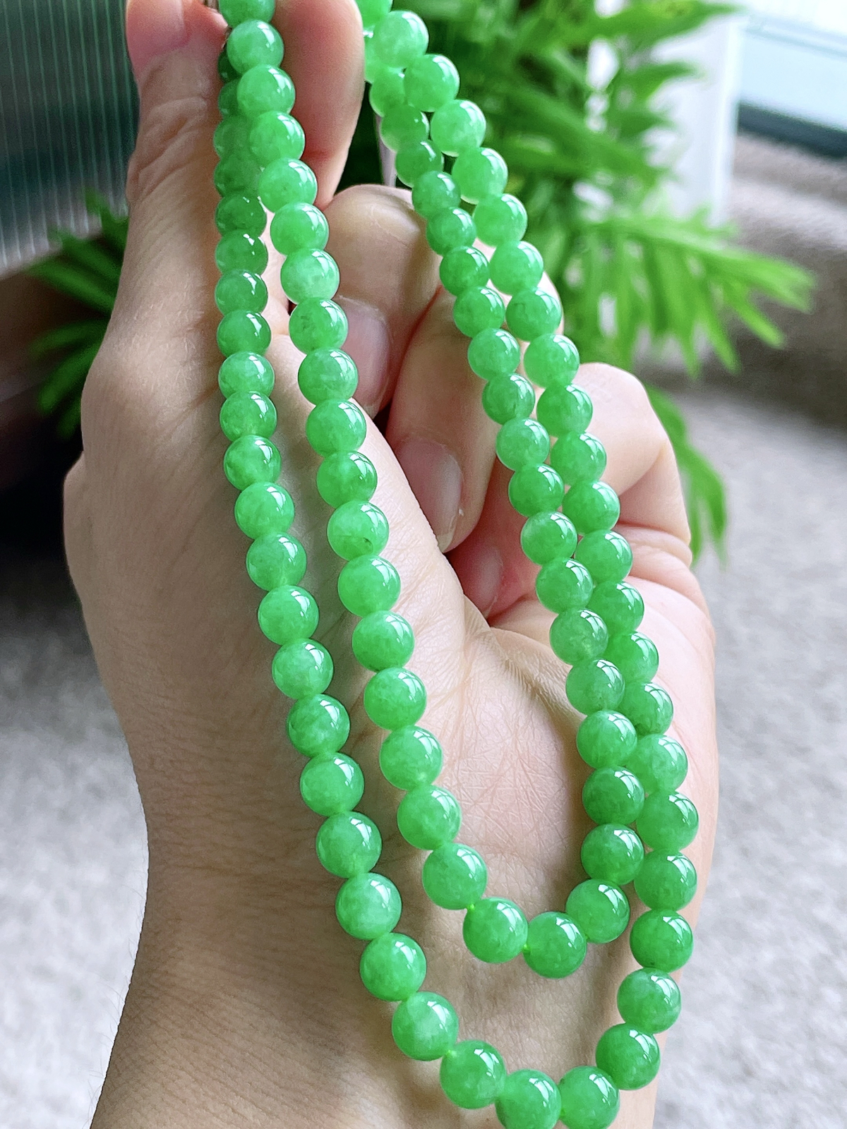 【珠子】冰阳绿珠链圆珠珠子珠链
【说明】缅料 性价比高  
【尺寸】6.2-5.4mm，27cm.