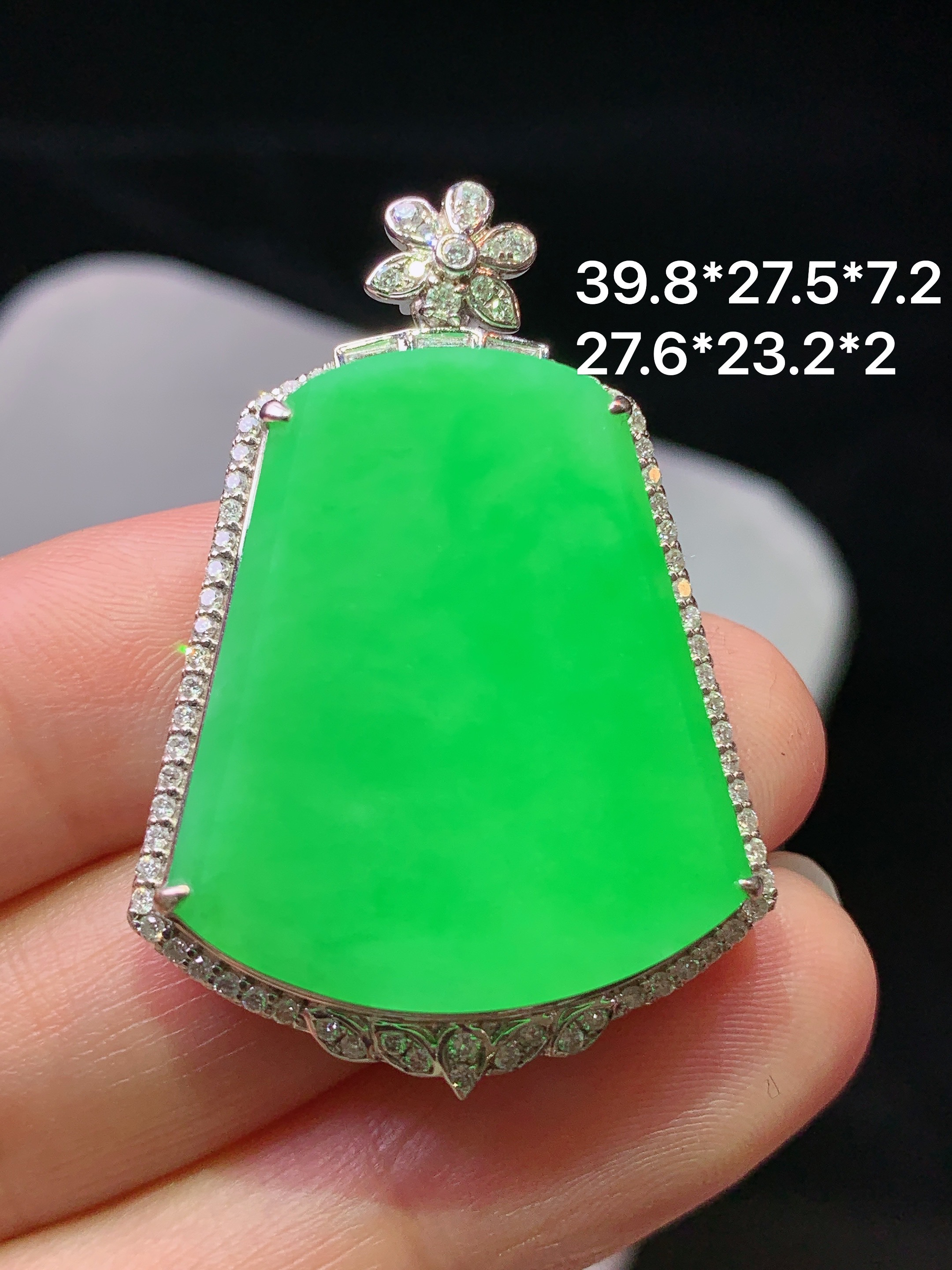 18k金钻镶嵌翠绿无事牌吊坠 玉质细腻 色泽艳丽清新 水润亮眼 整体尺寸39.8*27.5*7.2b2