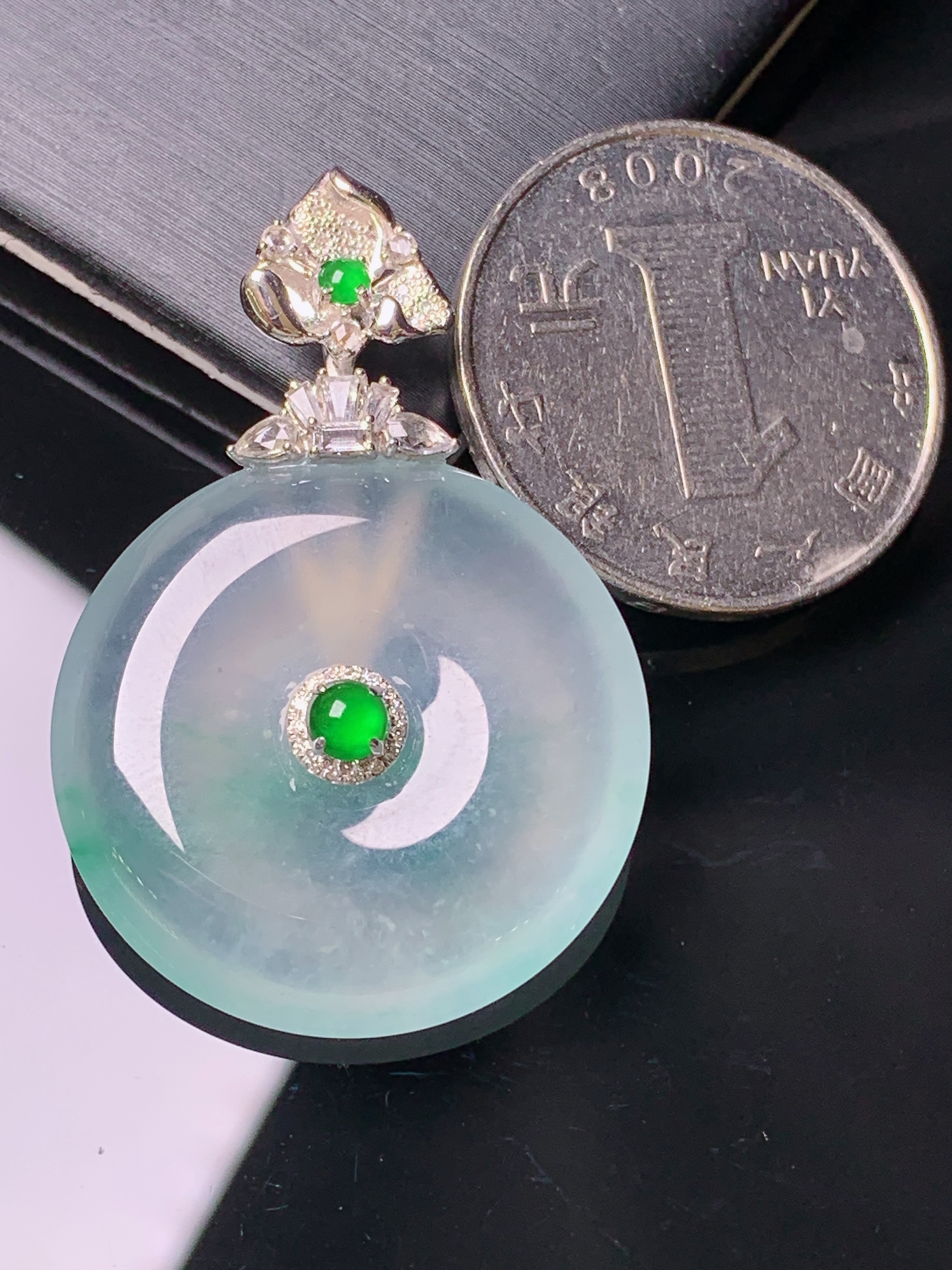 18k金钻镶嵌冰种平安扣吊坠 玉质细腻 色泽艳丽清新 水润亮眼 整体尺寸39.5*26.6*5.6c5