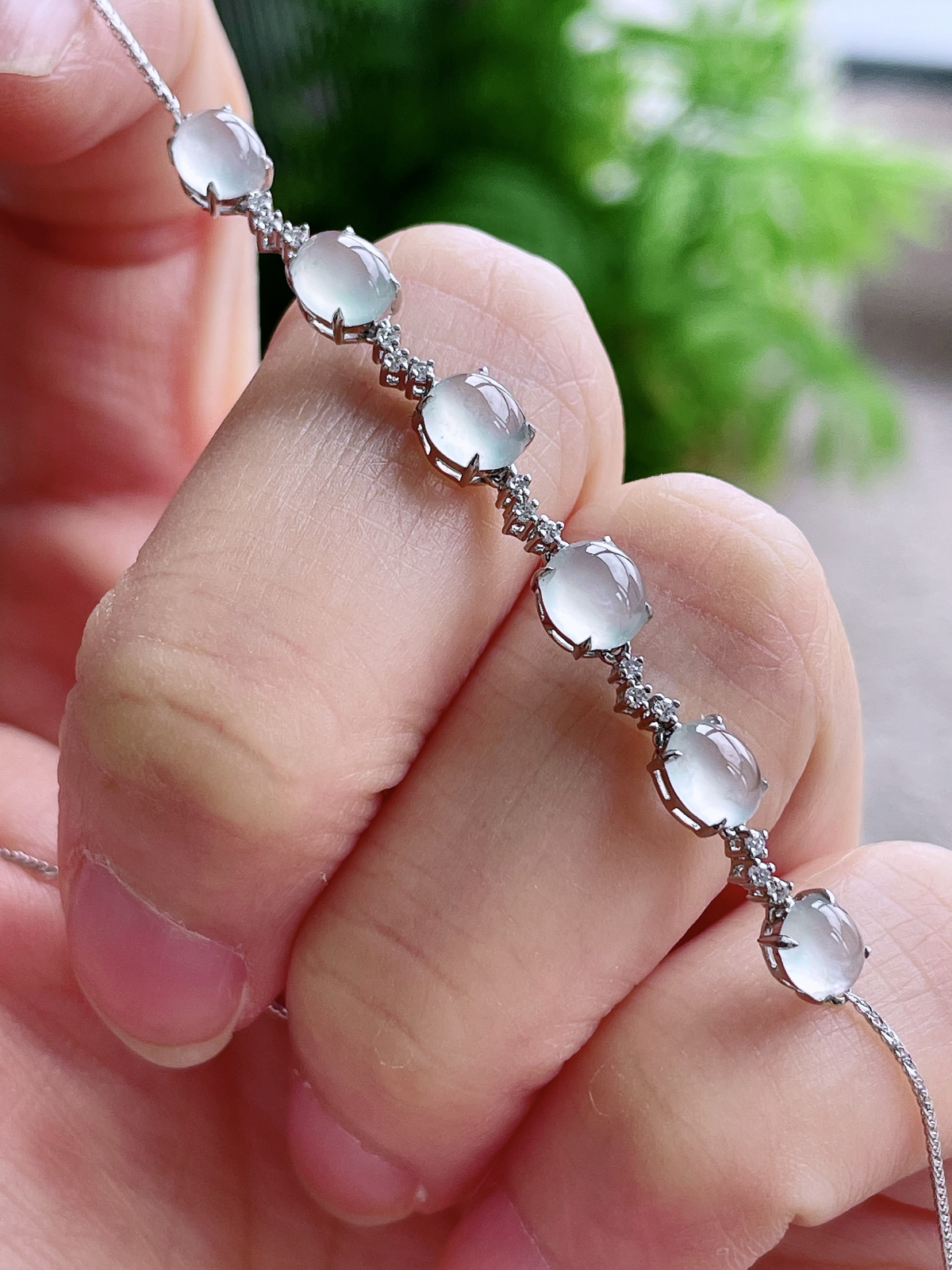 【镶嵌】冰蛋面项链
【说明】缅料 18k金镶嵌 性价比高  
【裸石】5.6-5.1-2.6..