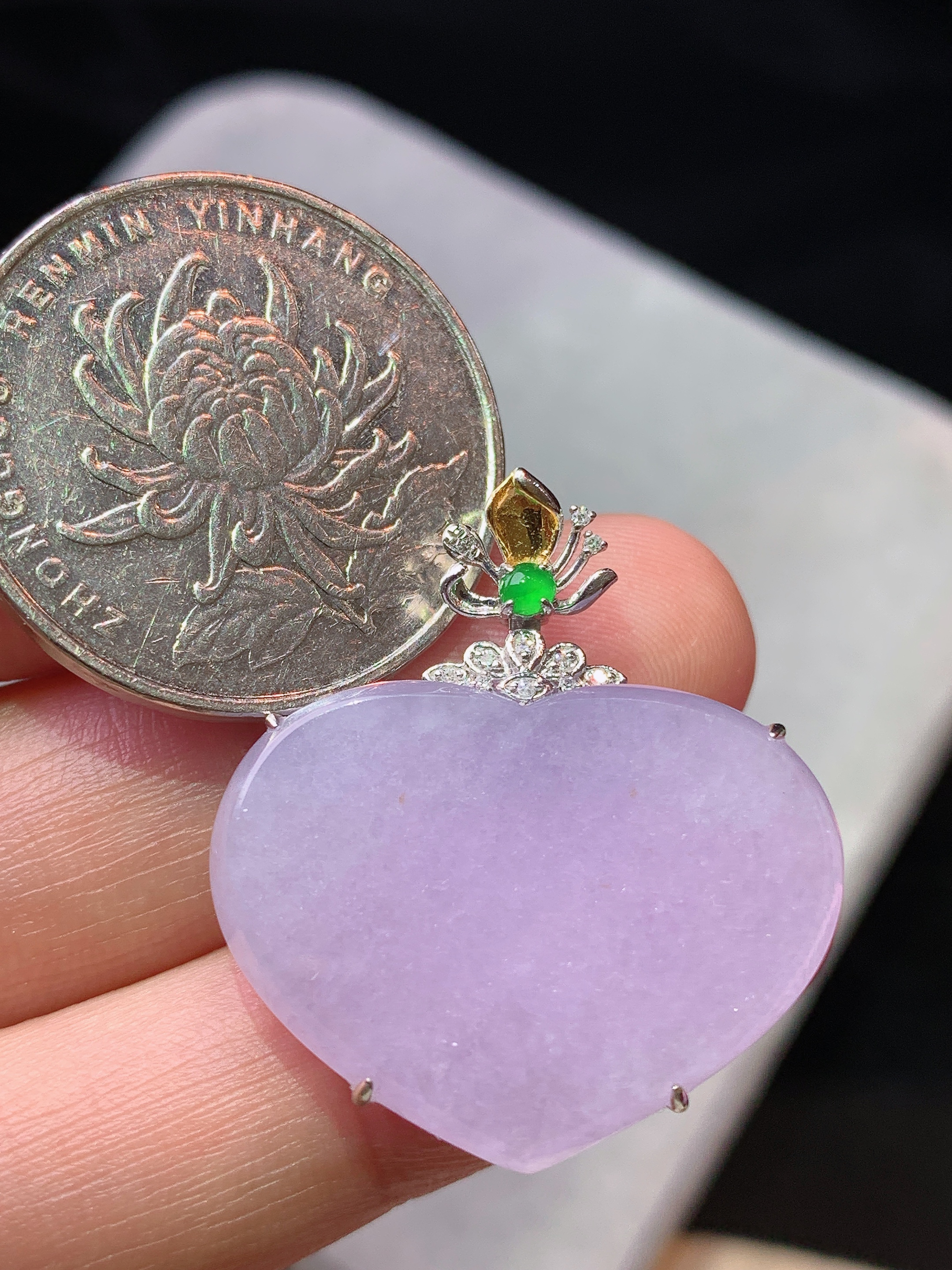 18k金钻镶嵌紫罗兰心形吊坠 玉质细腻 色泽艳丽清新 水润亮眼 整体尺寸29.5*26.3*6x5