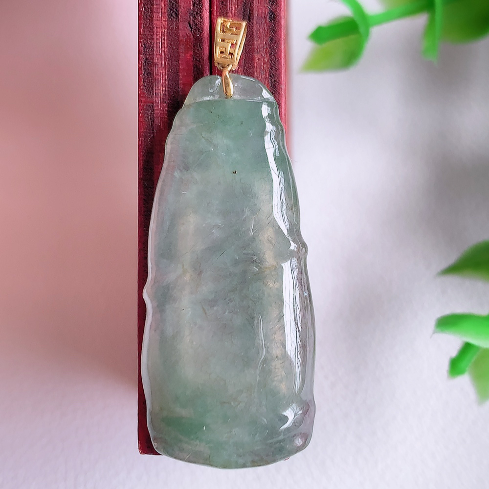 18k金扣冰润竹节翡翠吊坠，寓意“节节高升，官运亨通，前程似锦”竹节比喻美好品德，君子比德于玉，清秀高雅  W01.11尺寸：35.8-16-4.8mm