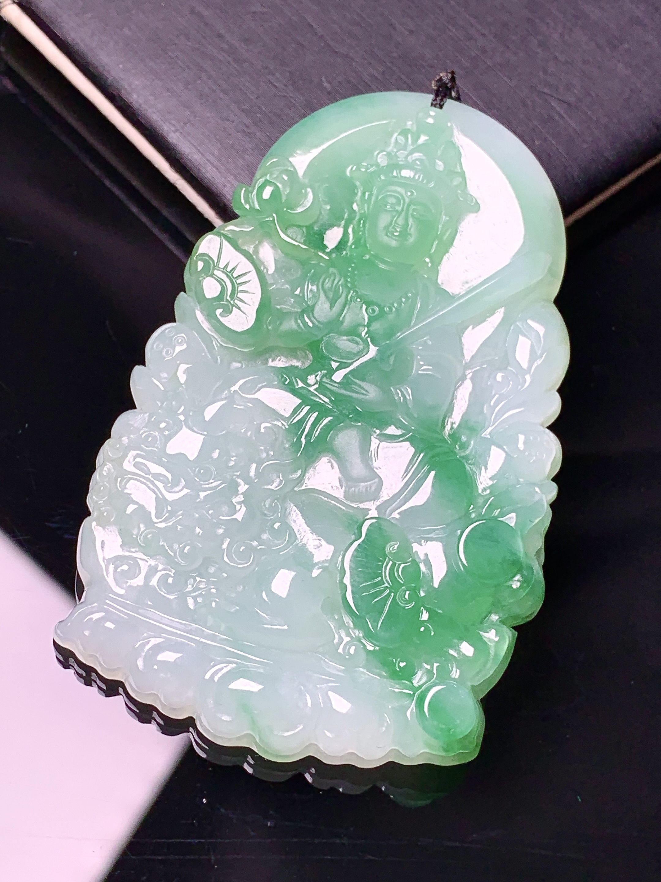 飘绿文殊观音菩萨吊坠 玉质细腻 色泽艳丽清新 水润亮眼 整体尺寸57.2*36.5*5.5b2