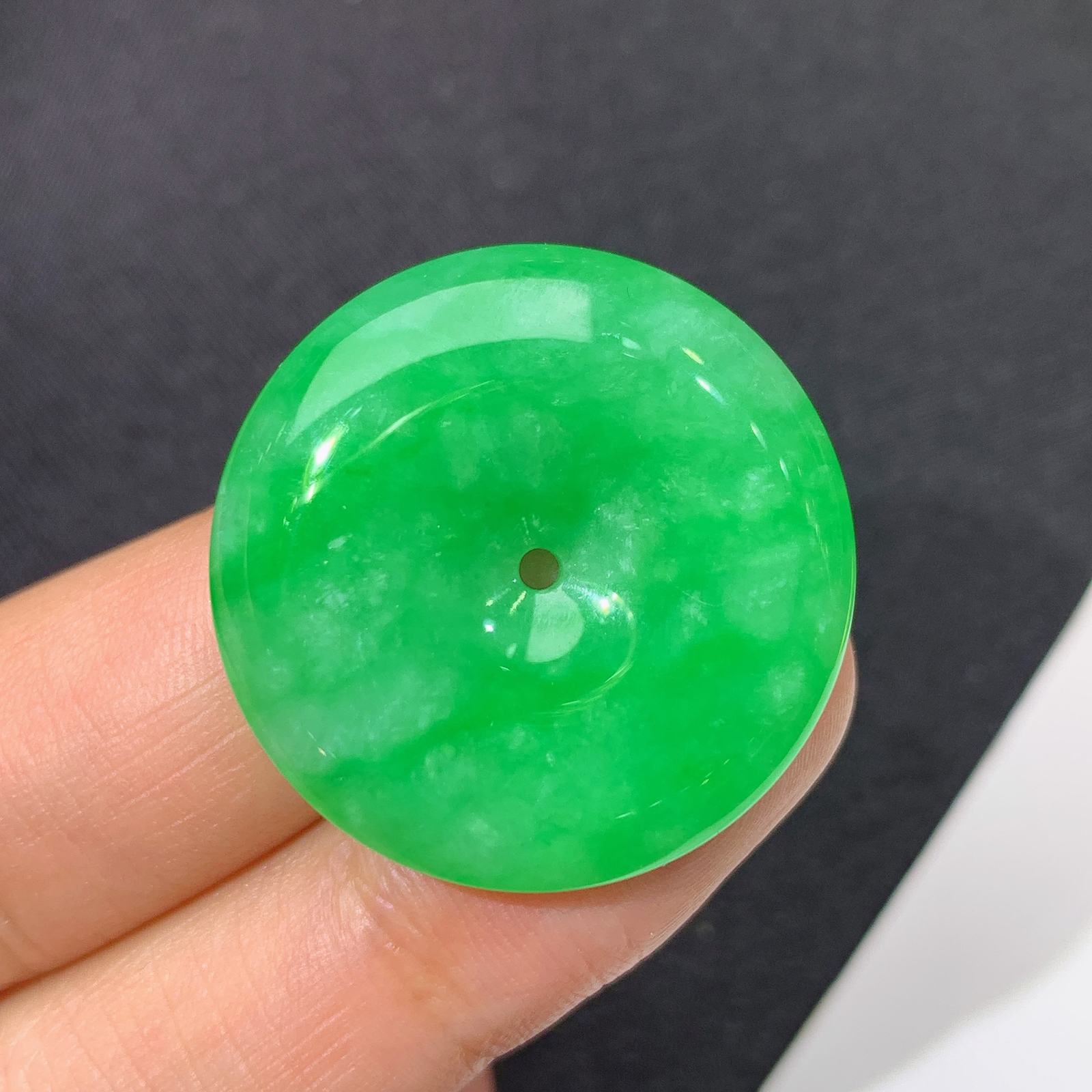 阳绿平安扣，冰润色阳，玉质细腻，种水足 Hon 尺寸26.3*5.3