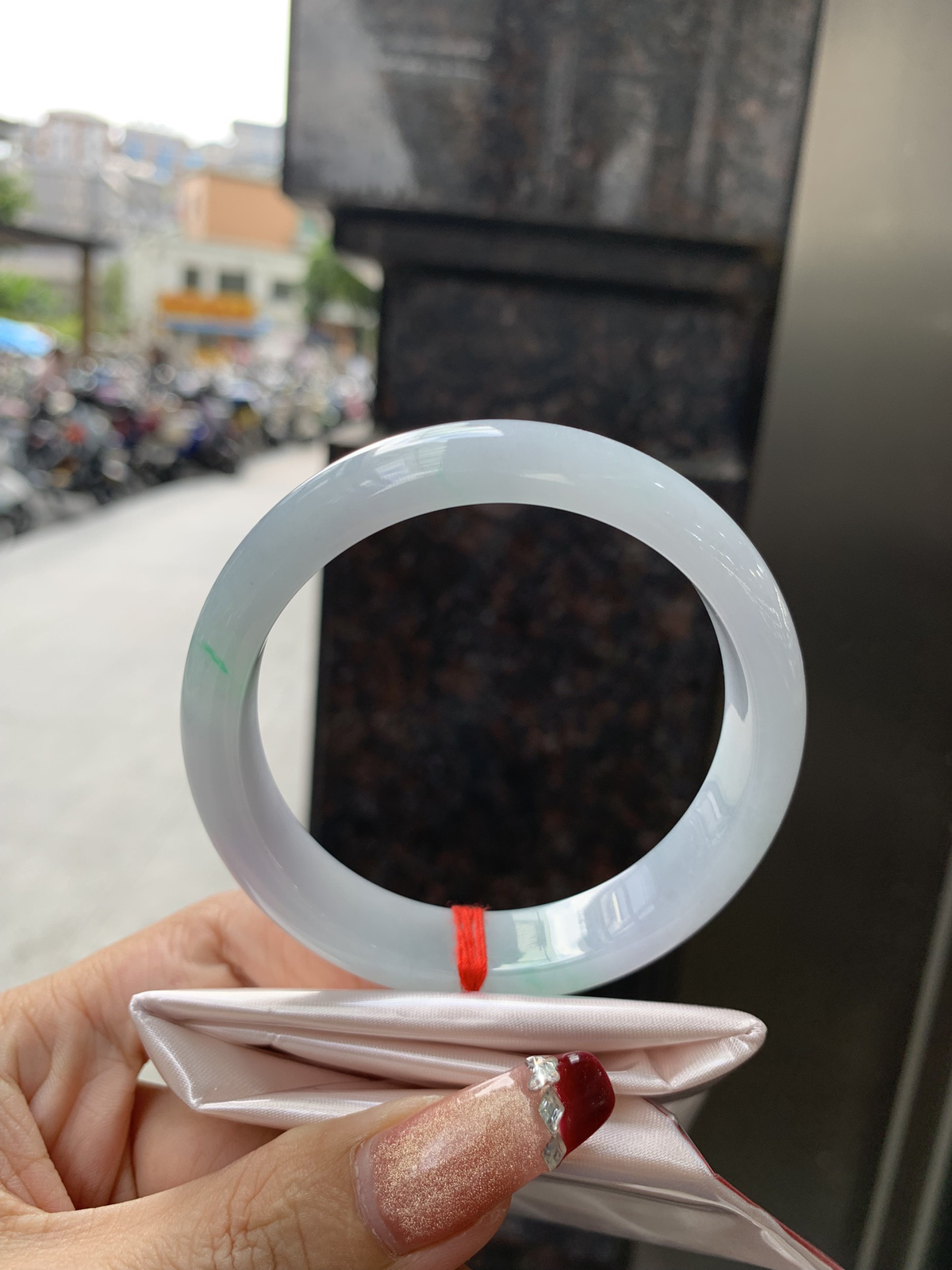 淡春彩正圈59-7.8-13.5淡淡粉底飘绿花，宛如春天的繁华。在岁月的长河流转中绽放着独特的魅力，气质温婉而迷人。