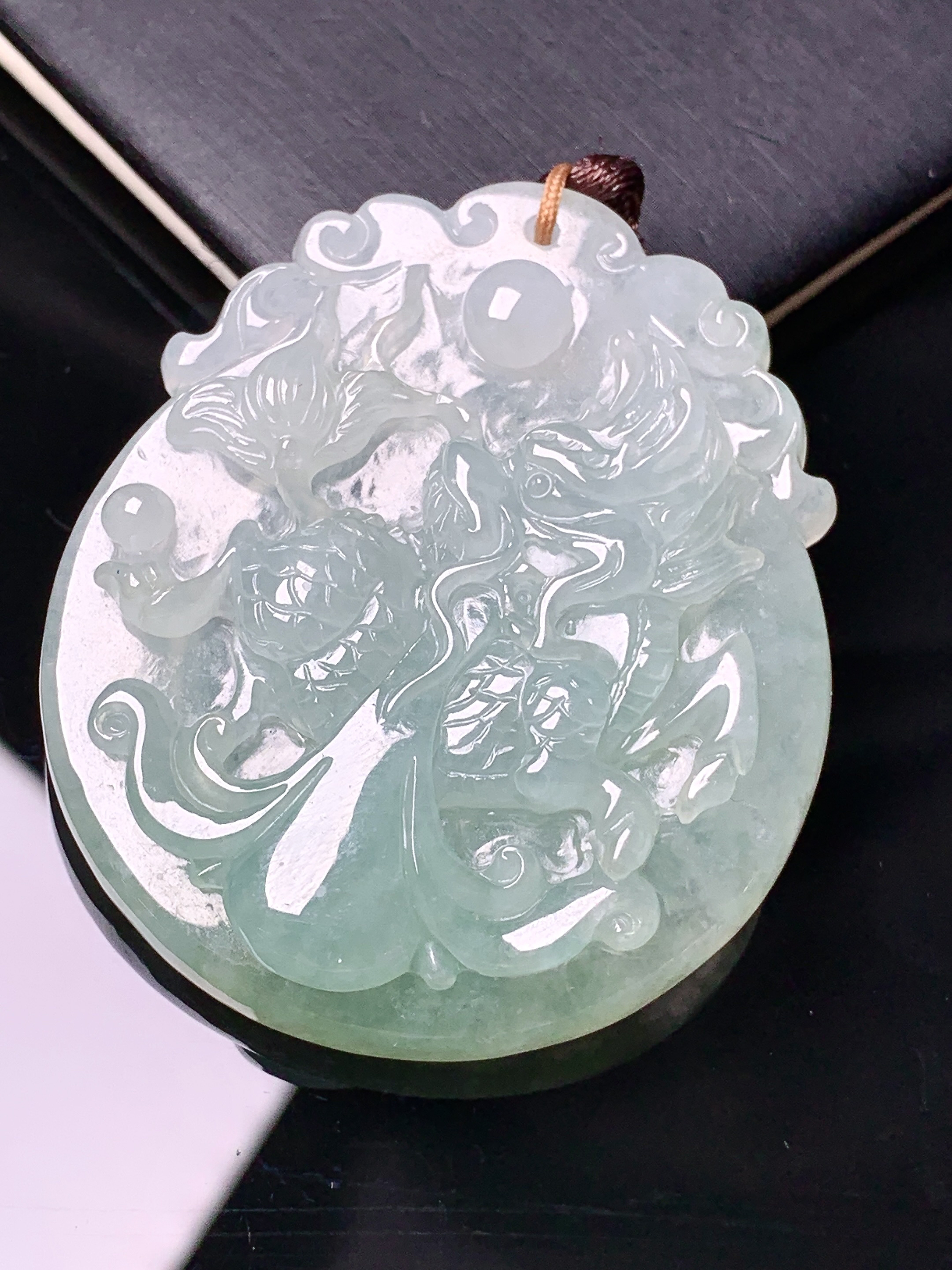 飘绿龙牌吊坠 玉质细腻 色泽艳丽清新 水润亮眼 整体尺寸50.6*43.2*8.3b2