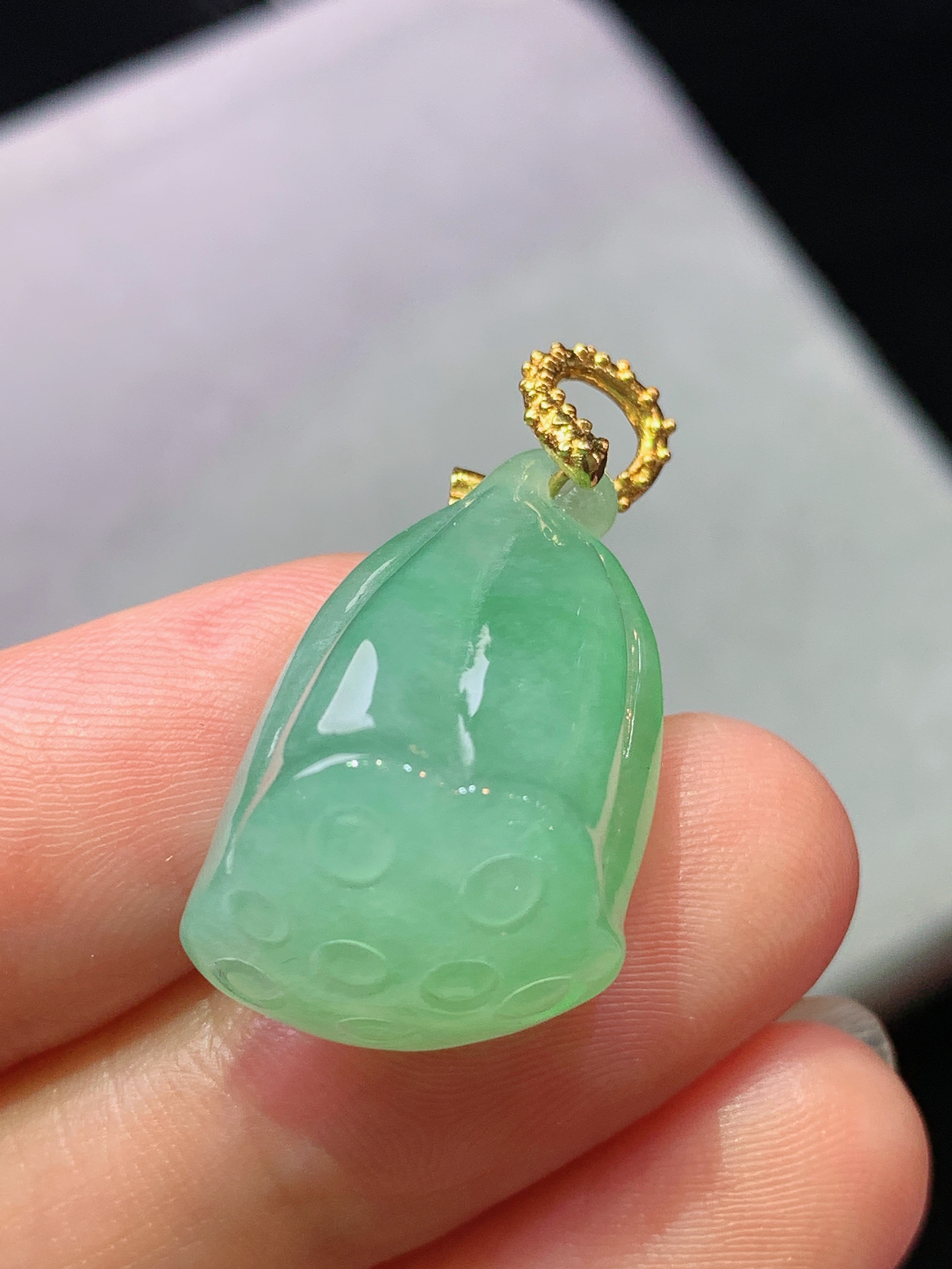 18k金镶嵌冰种浅绿莲蓬吊坠 玉质细腻 色泽艳丽清新 水润亮眼 整体尺寸28*14.8*13.3m1