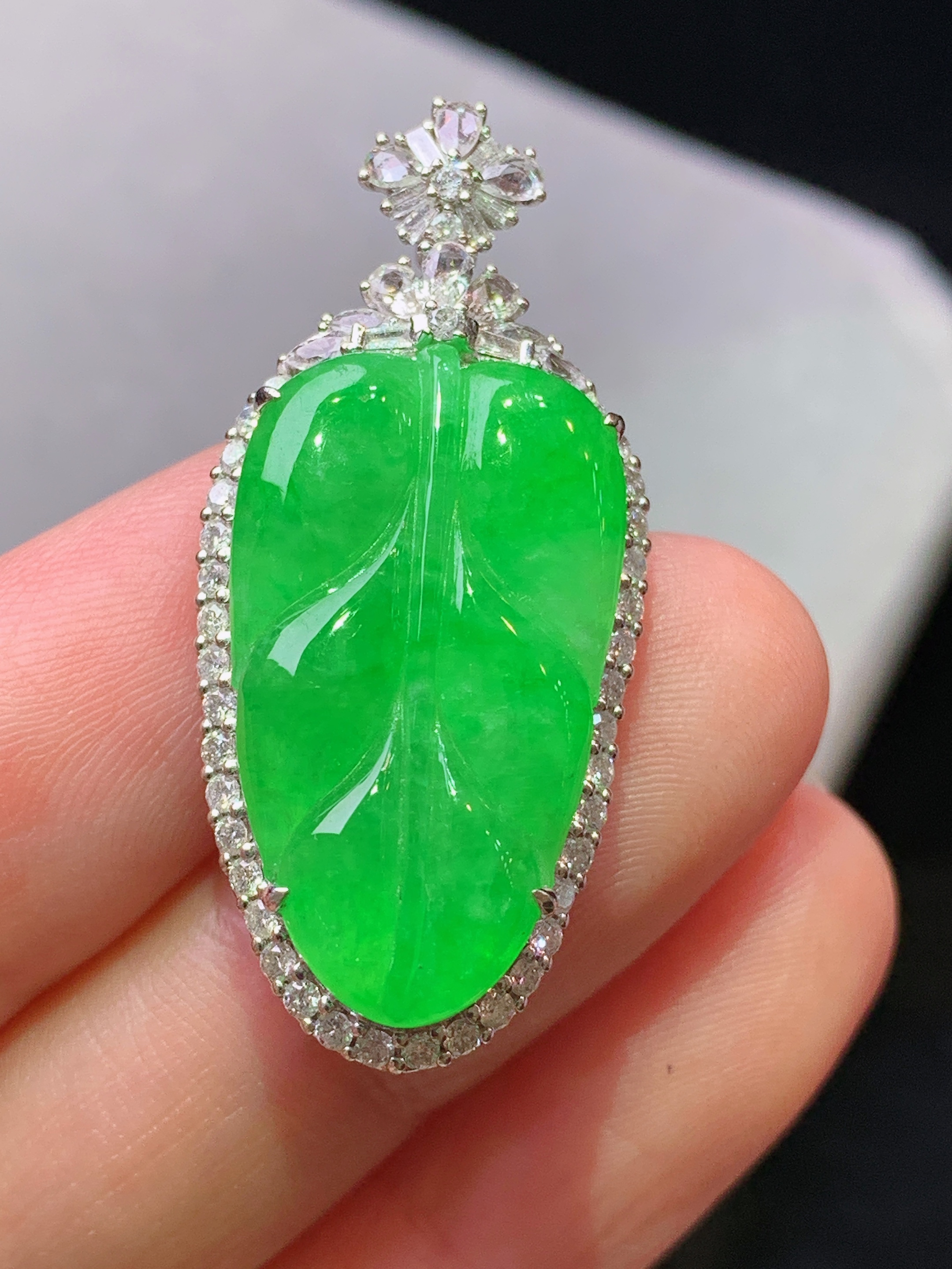 18k金钻镶嵌满绿树叶吊坠 玉质细腻 色泽艳丽清新 水润亮眼 整体尺寸35.2*16.2*8.2j3