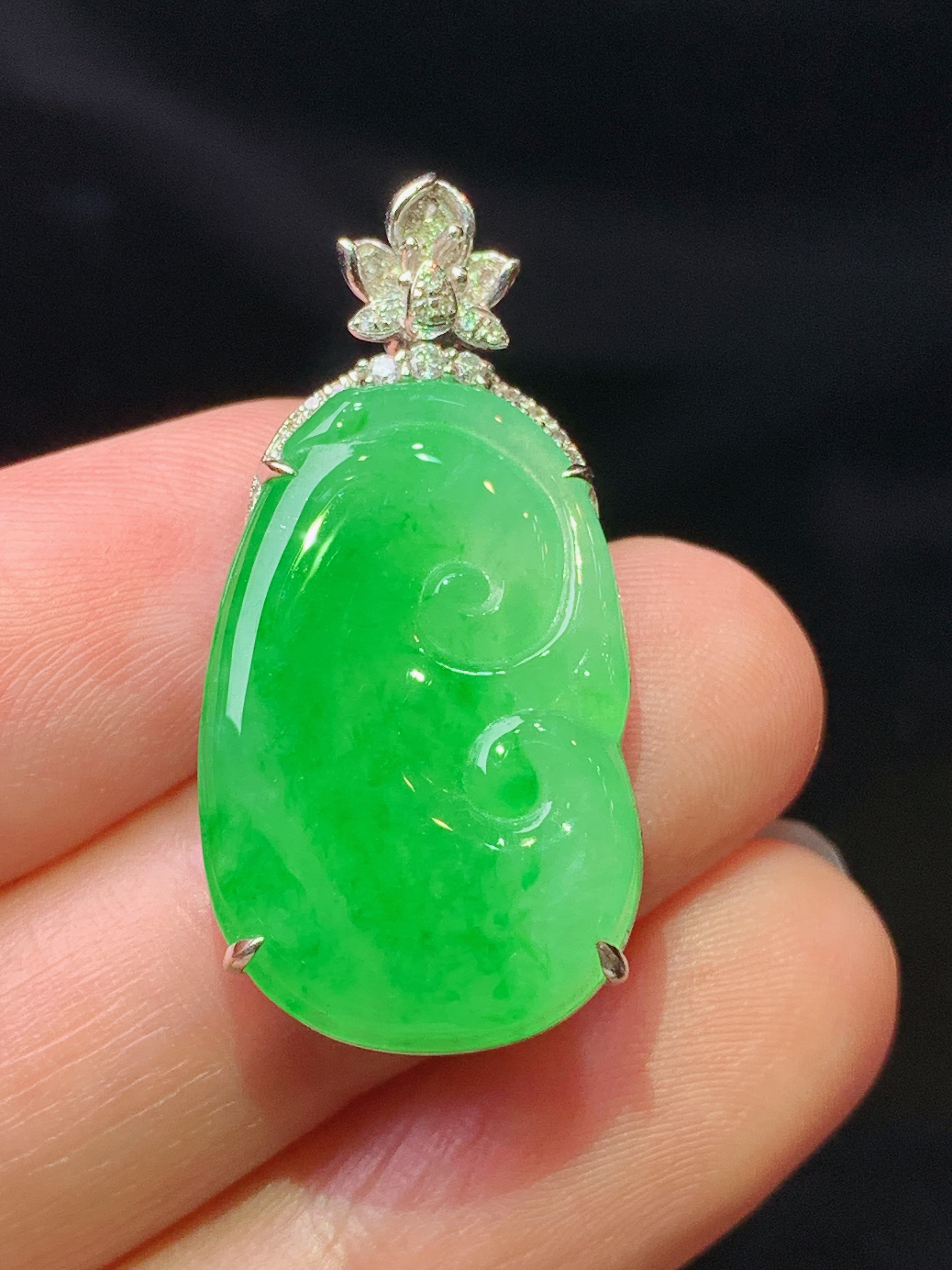 18k金钻镶嵌翠绿如意吊坠 玉质细腻 色泽艳丽清新 水润亮眼 整体尺寸31.5*15.5*5.6z1