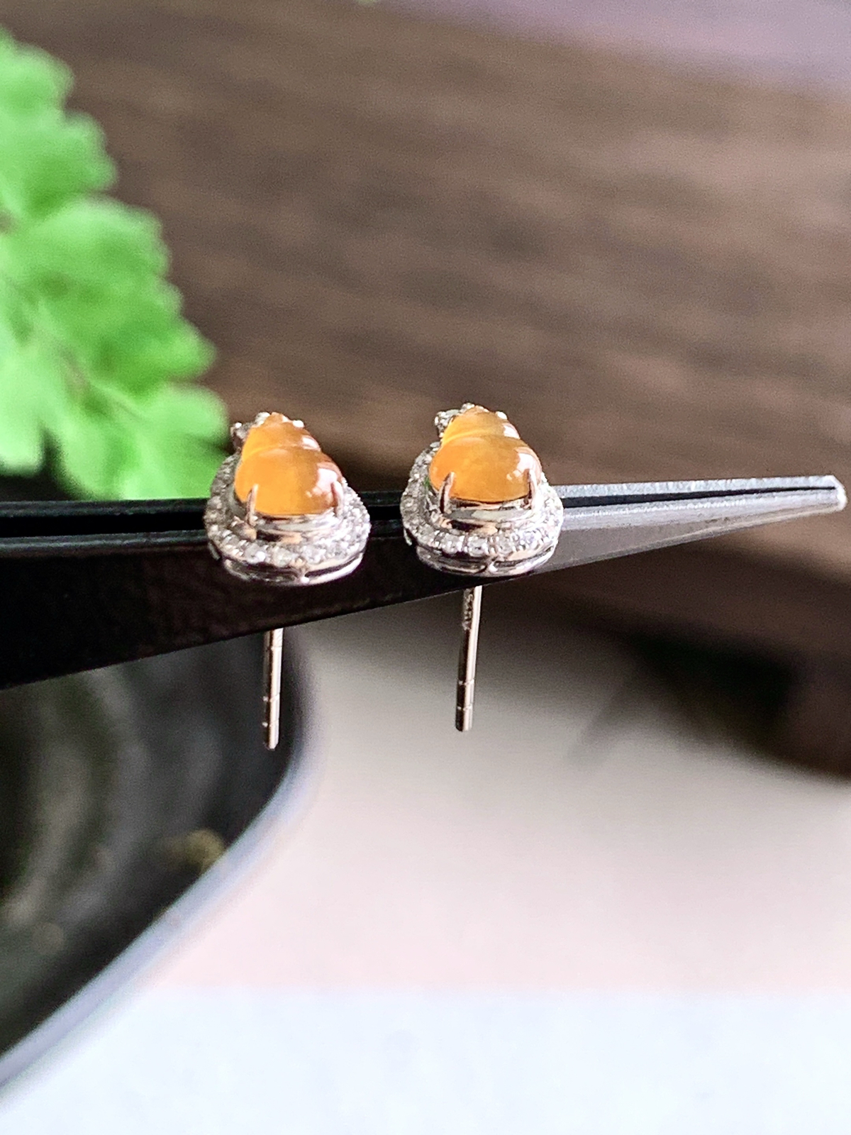 【镶嵌】️冰黄翡葫芦耳钉
【说明】缅料  18k金镶嵌 性价比高  
【整体】9.4-6.5-4.5..