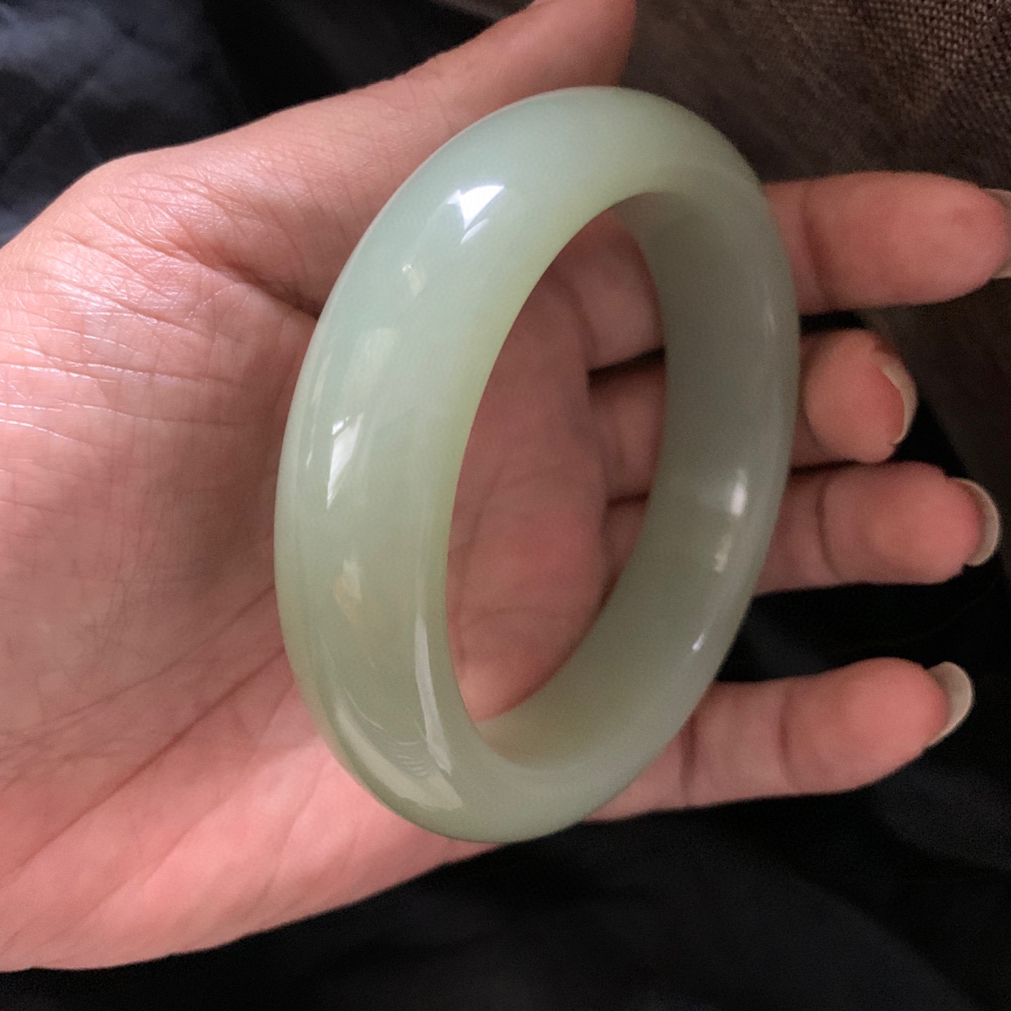 64.5圈口和田玉清水色手镯，和田玉64.5圈口手镯，镯型古朴典雅。在诗情画意的雨巷相遇，你是我腕间的一抹风情，有你眸有深情.清风荡漾湖间静水，我愿俯身低眉，在烟波涟漪处寻