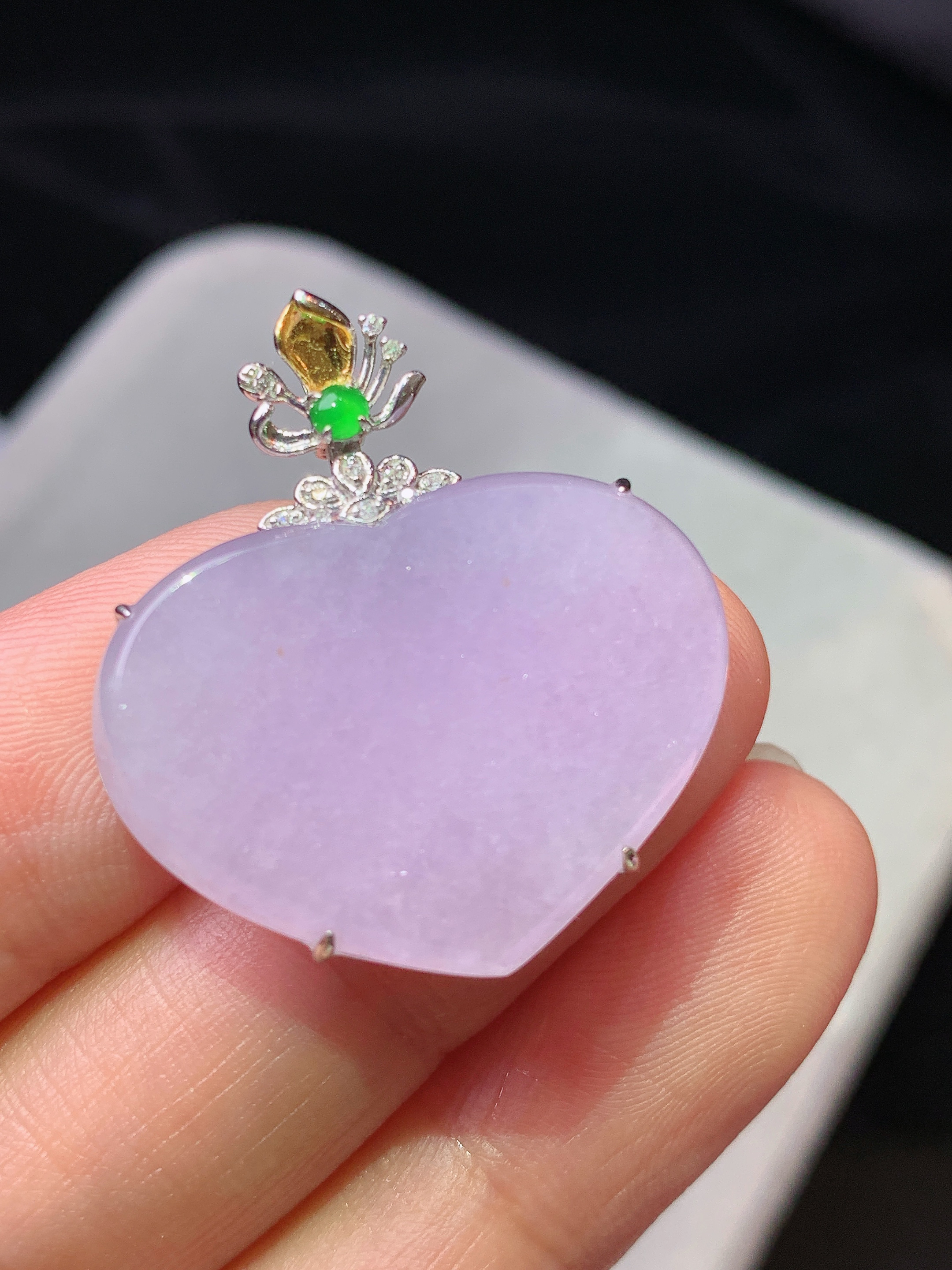 18k金钻镶嵌紫罗兰心形吊坠 玉质细腻 色泽艳丽清新 水润亮眼 整体尺寸29.5*26.3*6x5