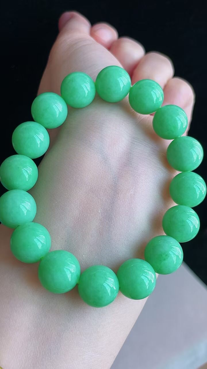 【翡翠名称】老坑种满色阳绿圆珠手串手链
【翡翠尺寸】平均12.3mm/颗
【翡翠描述】宝贝种老水足，玉质细腻，色泽靓丽，性价比高，佩戴效果好！
【其它赠送】权威证书/精美挂绳盒子/支持全国复检