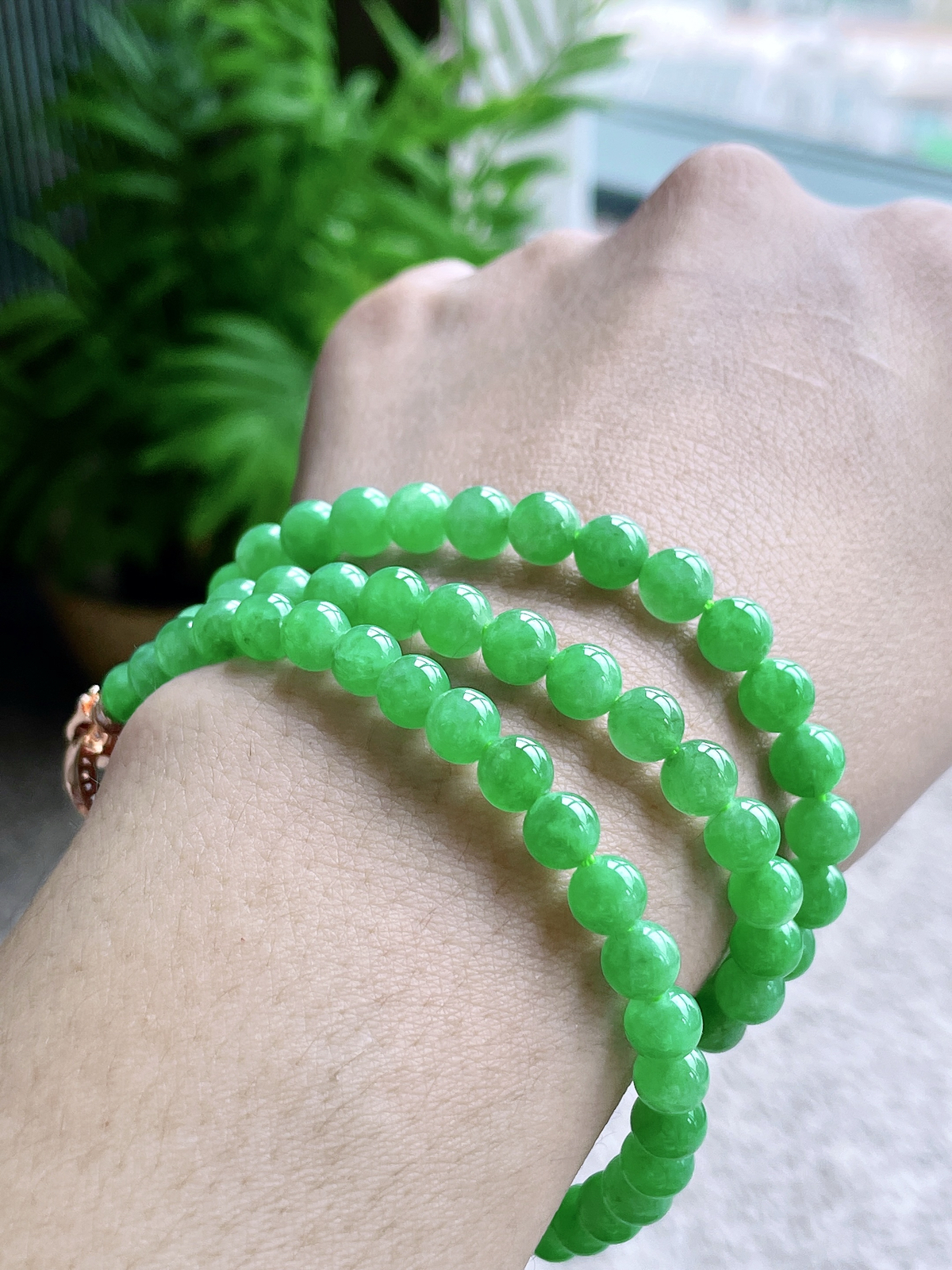 【珠子】冰阳绿珠链圆珠珠子珠链
【说明】缅料 性价比高  
【尺寸】6.2-5.4mm，27cm..