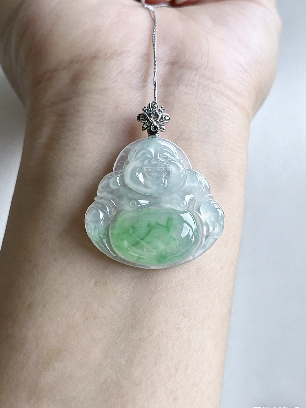 【镶嵌】冰飘花佛公吊坠  
【说明】缅料 18k金镶嵌 性价比高  
【整体】32.4
【裸石】25.9-27.8-5.4..