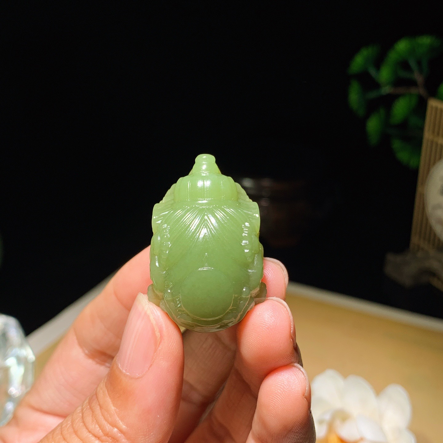 新疆若羌黄口料黄财神挂件。尺寸34/22/17重19克 玉质细腻油润 底色纯净 脂粉好，品质好。lt260410