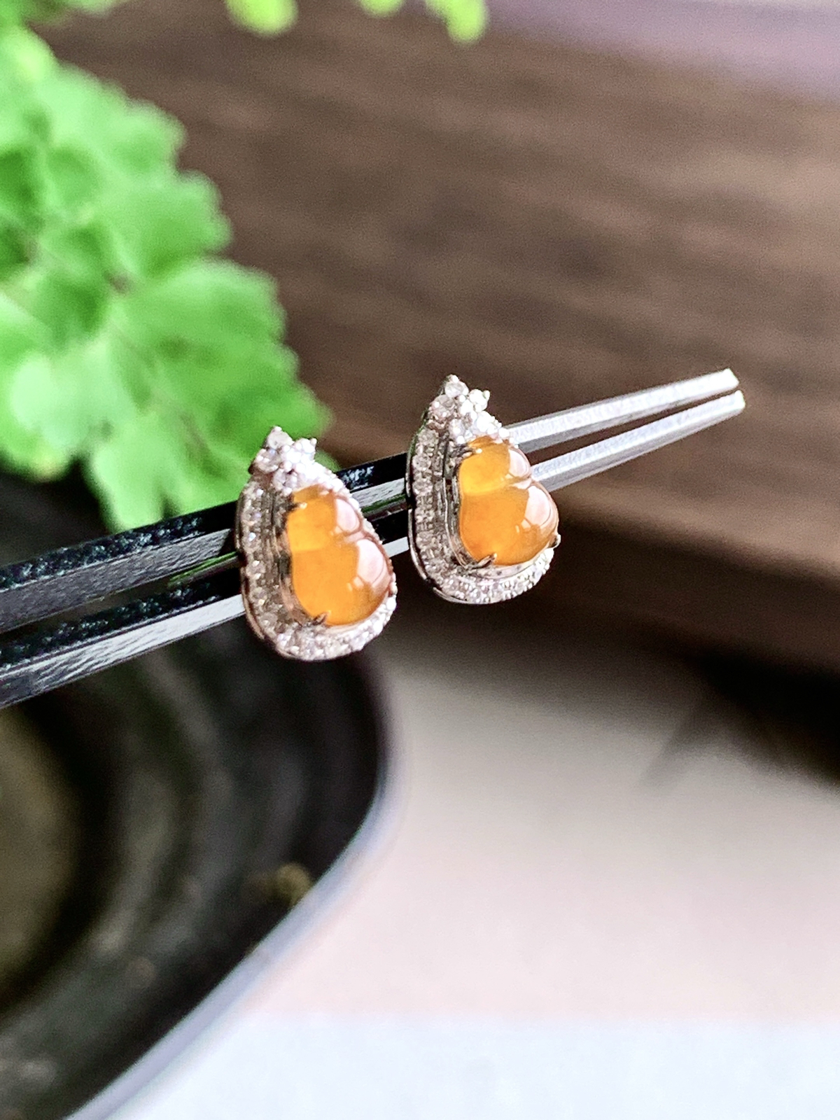 【镶嵌】️冰黄翡葫芦耳钉
【说明】缅料  18k金镶嵌 性价比高  
【整体】9.4-6.5-4.5..