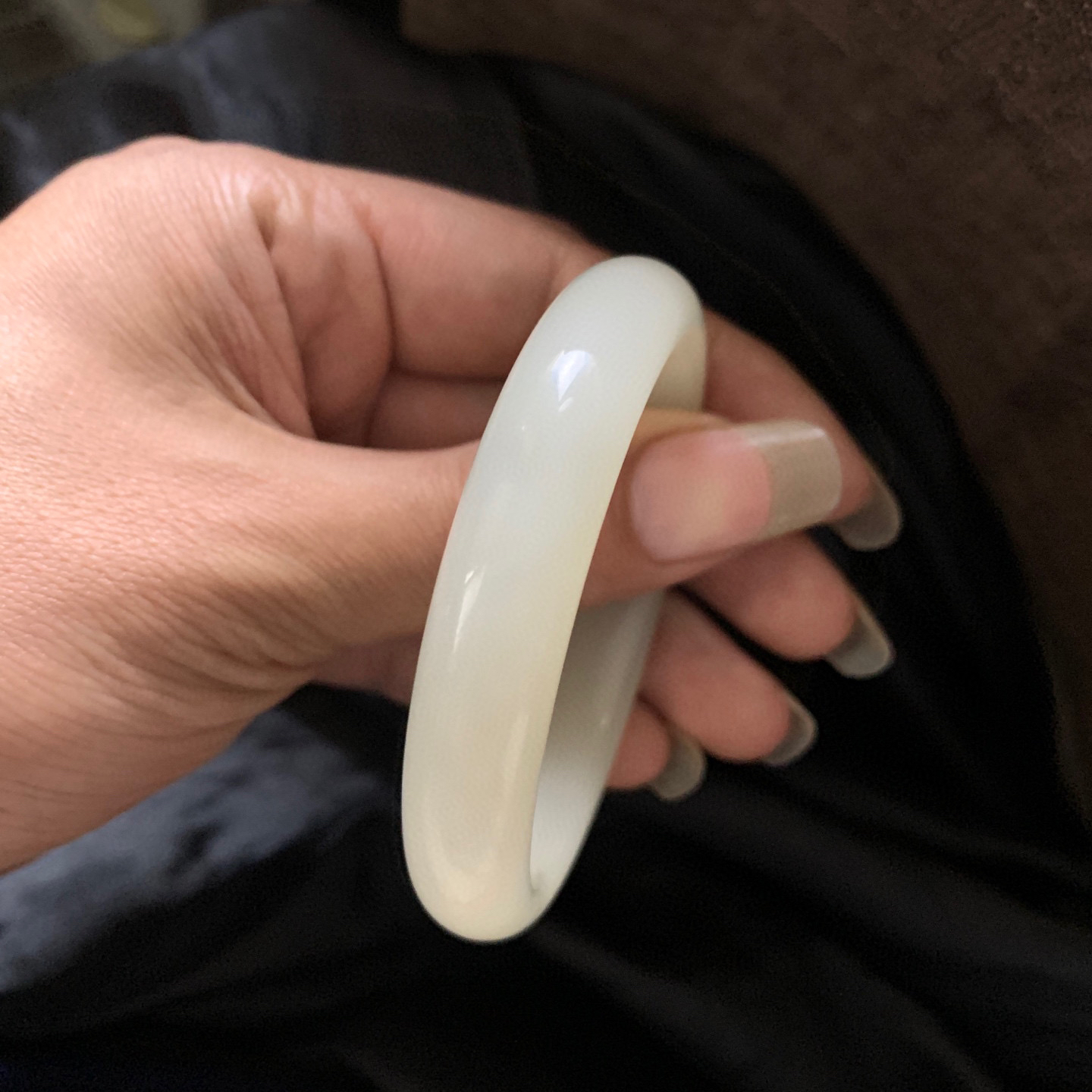 53圈口和田玉羊脂白手镯，和田玉53圈口手镯，镯型古朴典雅。在诗情画意的雨巷相遇，你是我腕间的一抹风