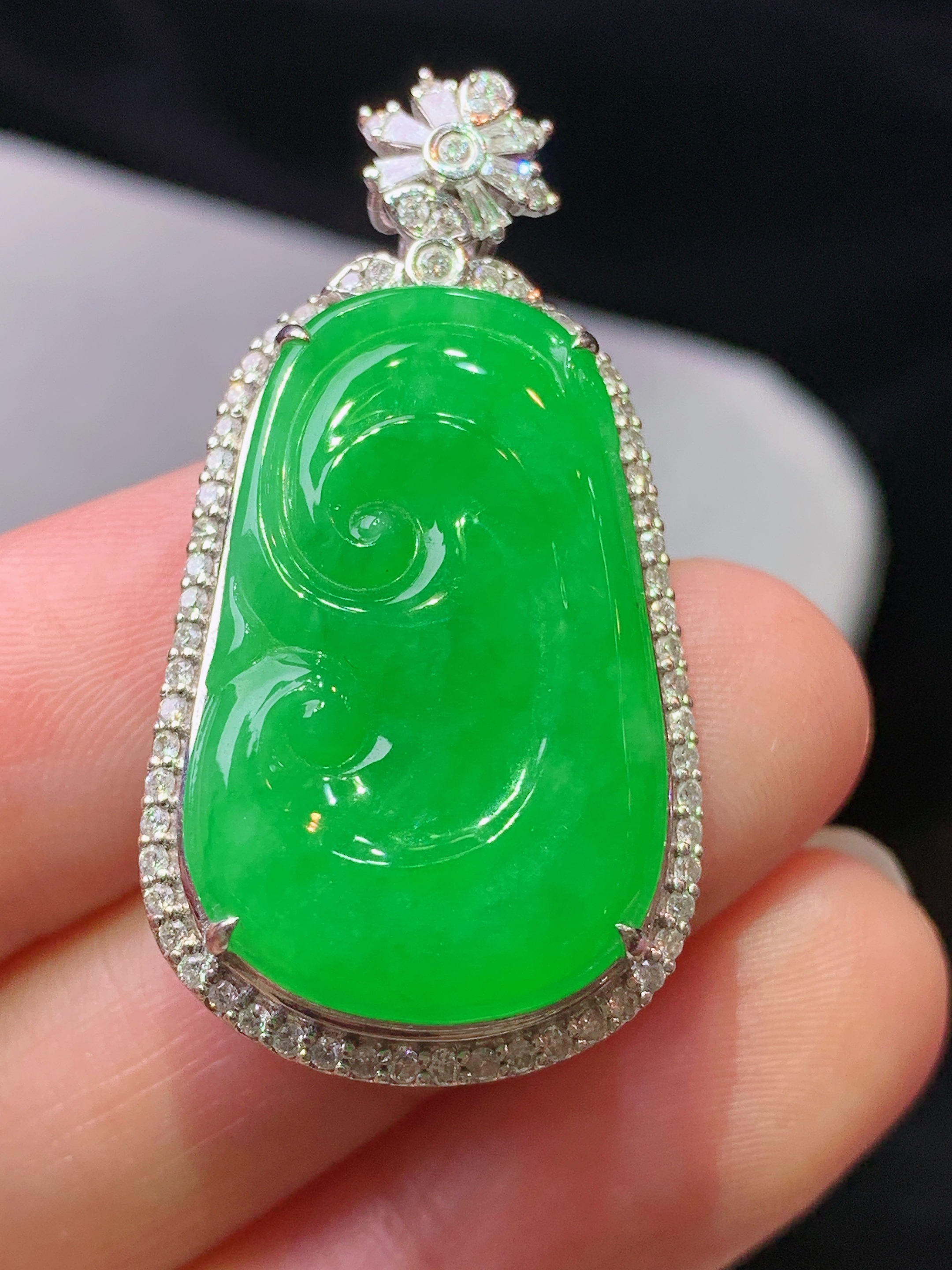 18k金钻镶嵌满绿如意吊坠 玉质细腻 色泽艳丽清新 水润亮眼 整体尺寸37.5*19.8*9.8b2