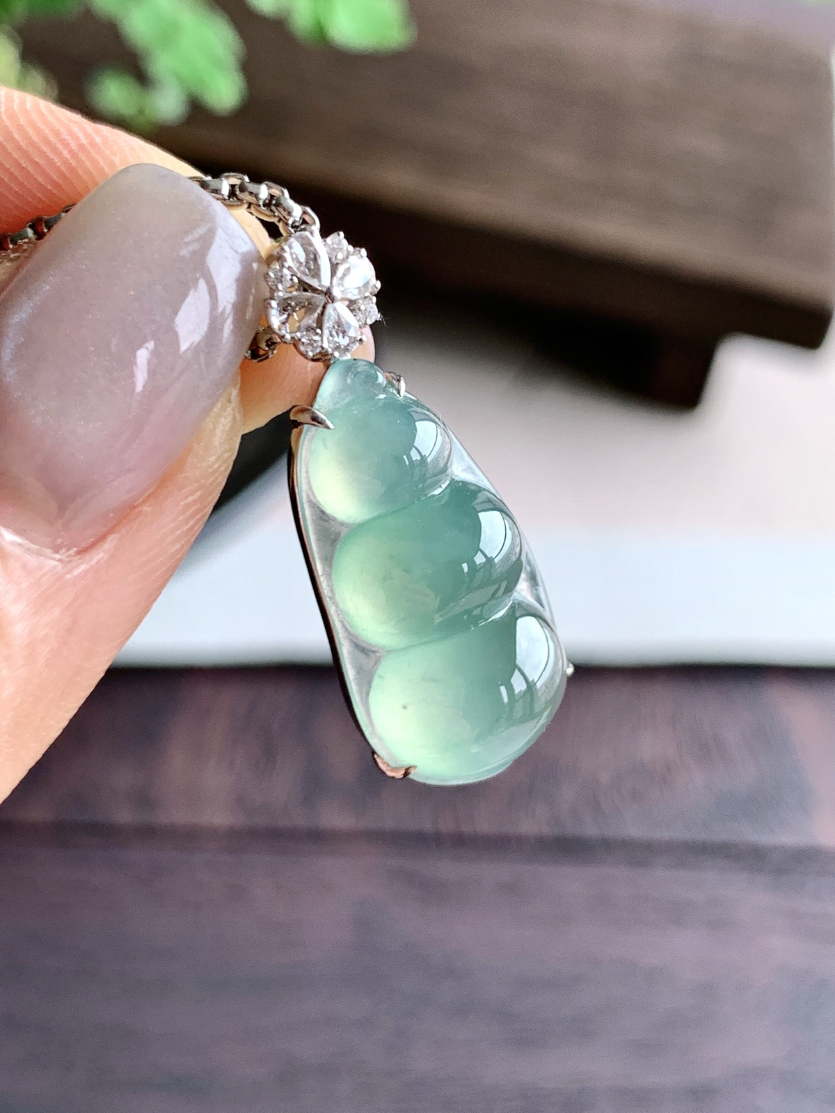 【镶嵌】️冰晴绿豆子福豆吊坠  
【说明】缅料  18k金镶嵌 性价比高  
【整体】29.3-12.1-8