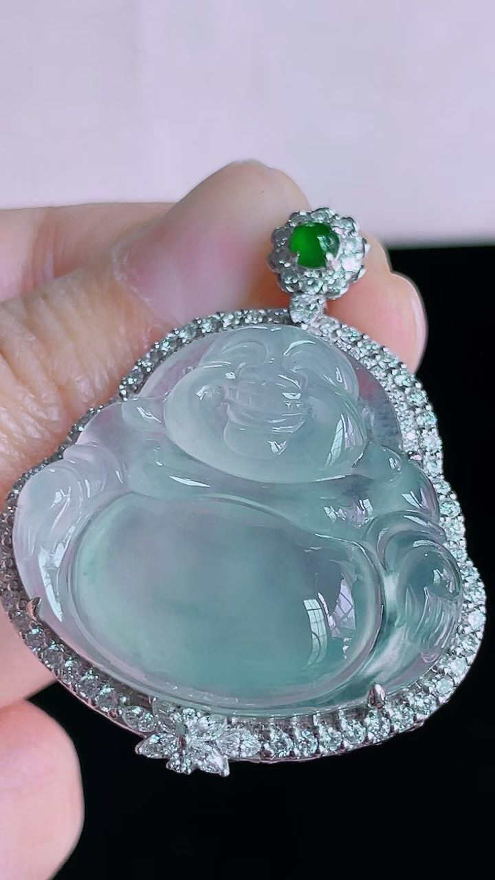 【翡翠名称】18K金豪华镶钻冰晴佛公吊坠
【翡翠尺寸】含金40.2/33/9.8mm
【翡翠描述】宝贝种老水足，玉质细腻，色泽靓丽，性价比高，佩戴效果好！
【其它赠送】权威证书/精美挂绳盒子/支持全国复检