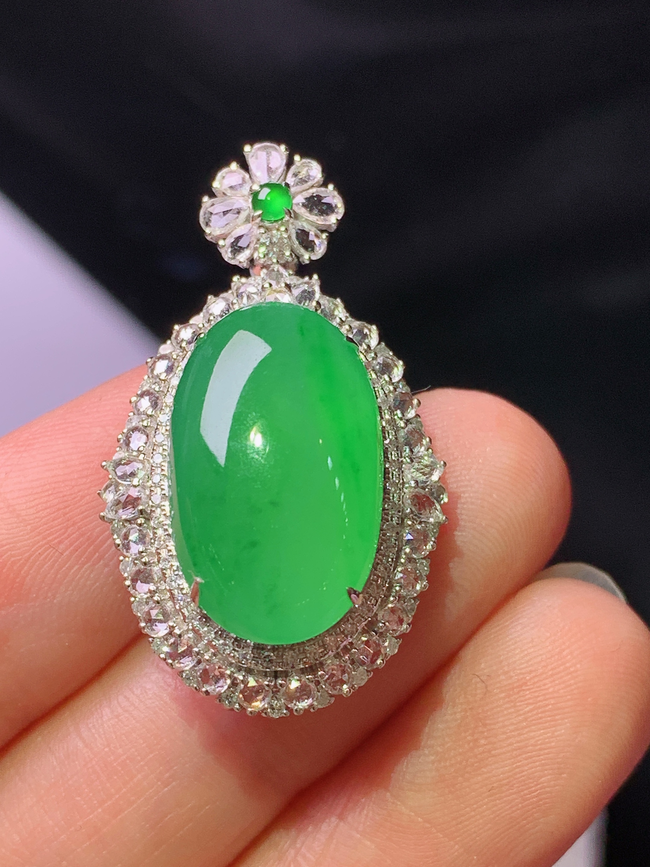 18k金钻镶嵌满绿蛋面吊坠 玉质细腻 色泽艳丽清新 水润亮眼 整体尺寸32*18.5*12c5