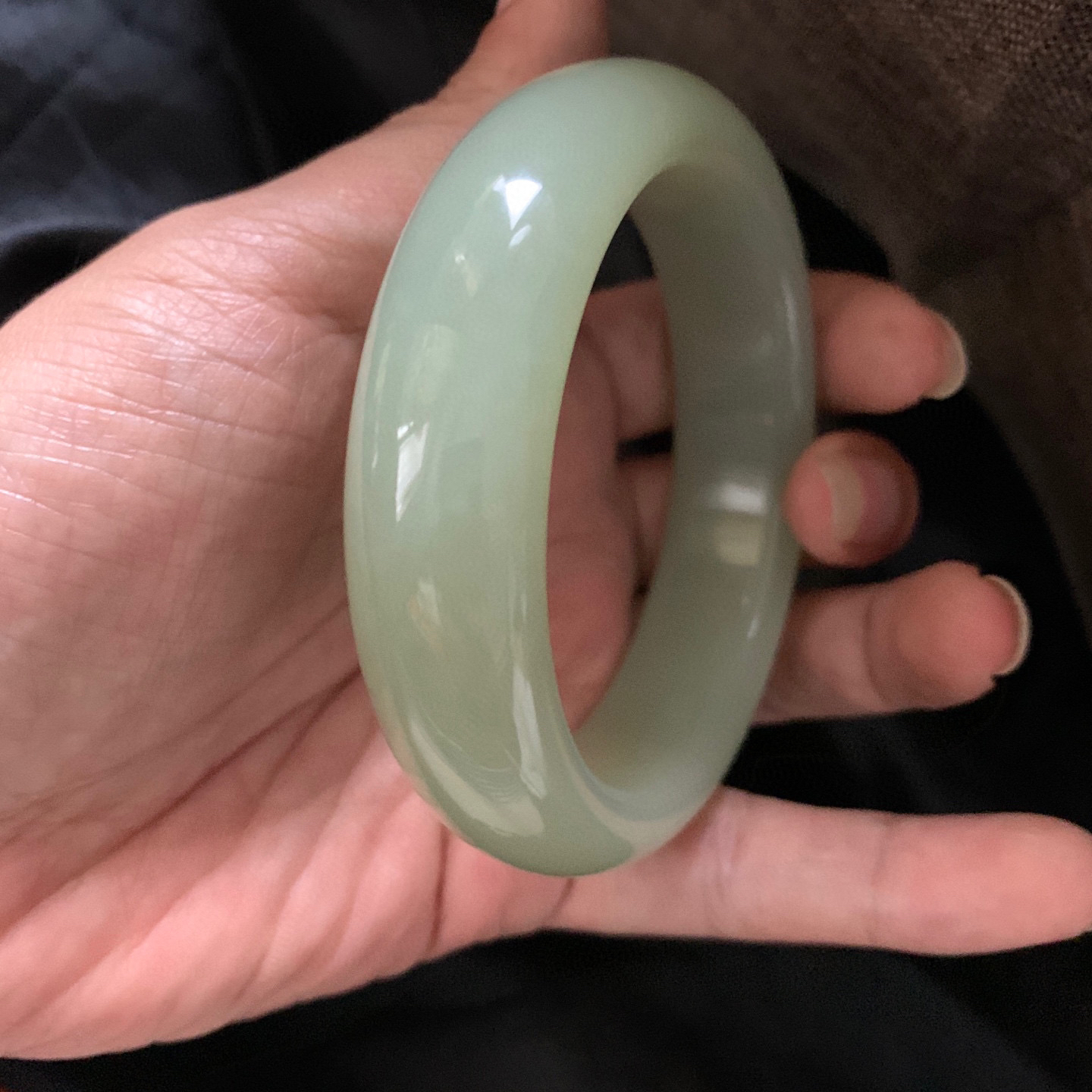 64.5圈口和田玉清水色手镯，和田玉64.5圈口手镯，镯型古朴典雅。在诗情画意的雨巷相遇，你是我腕间