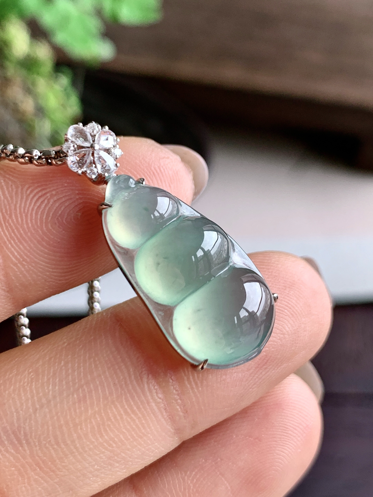 【镶嵌】️冰晴绿豆子福豆吊坠  
【说明】缅料  18k金镶嵌 性价比高  
【整体】29.3-12.1-8