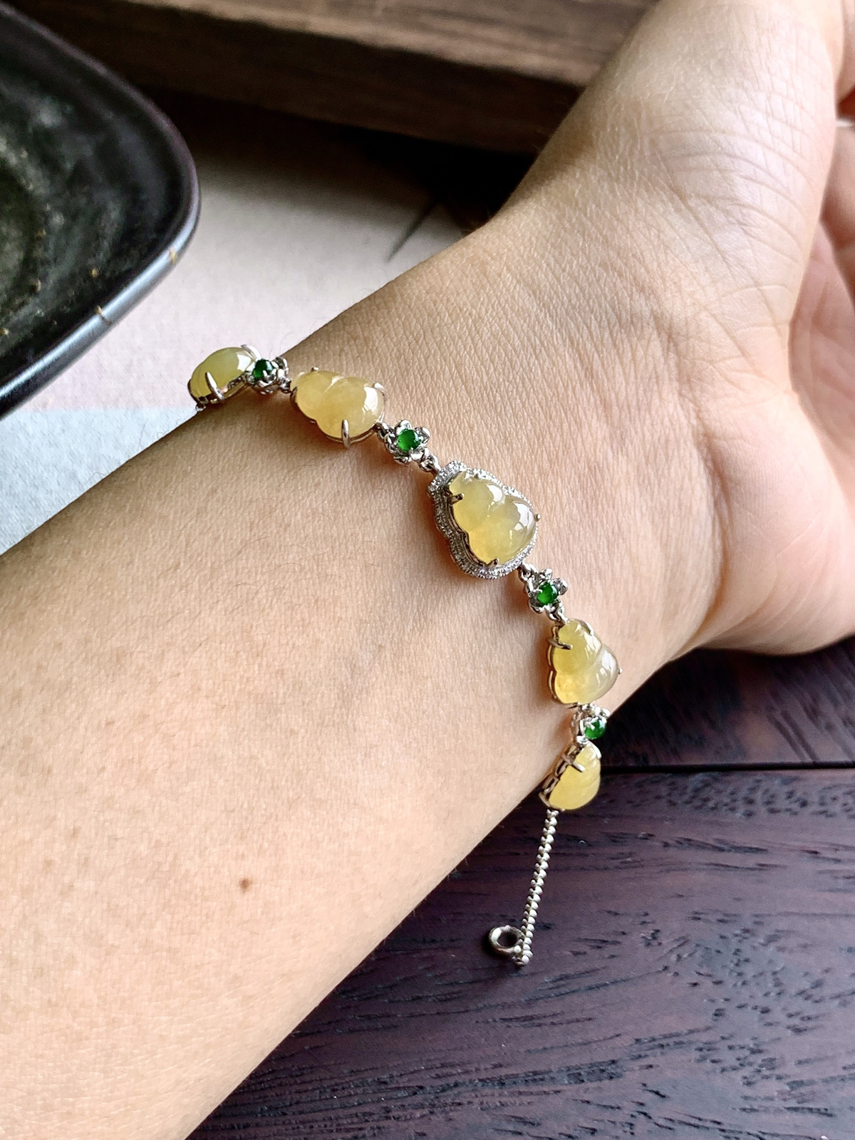 【镶嵌】️冰黄翡葫芦手链
【说明】缅料  18k金镶嵌 性价比高  
【整体】12.3-10.2-5.8..